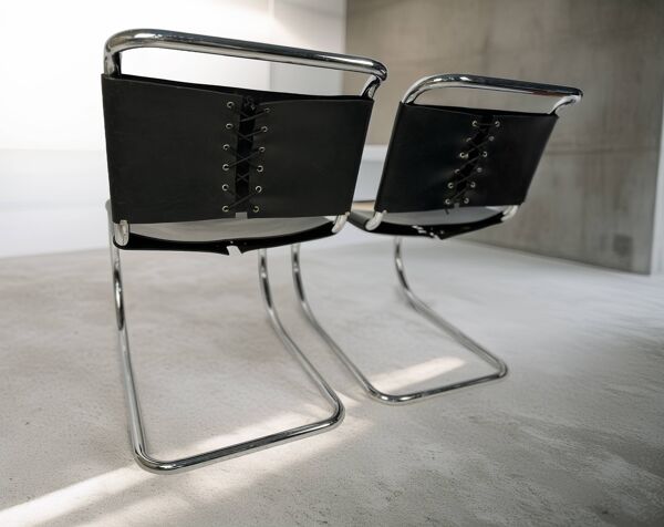 Ensemble de 4 chaises cantilever des années 1970 – dans le style de Mies van der Rohe (MR10)