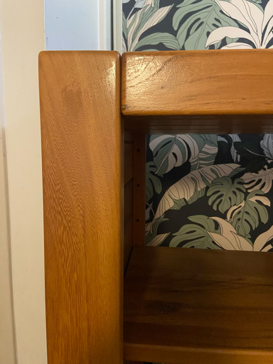 Maison regain library shelf