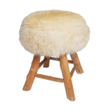 Pouf de style scandinave recouvert de peau de mouton