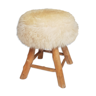 Pouf de style scandinave recouvert de peau de mouton