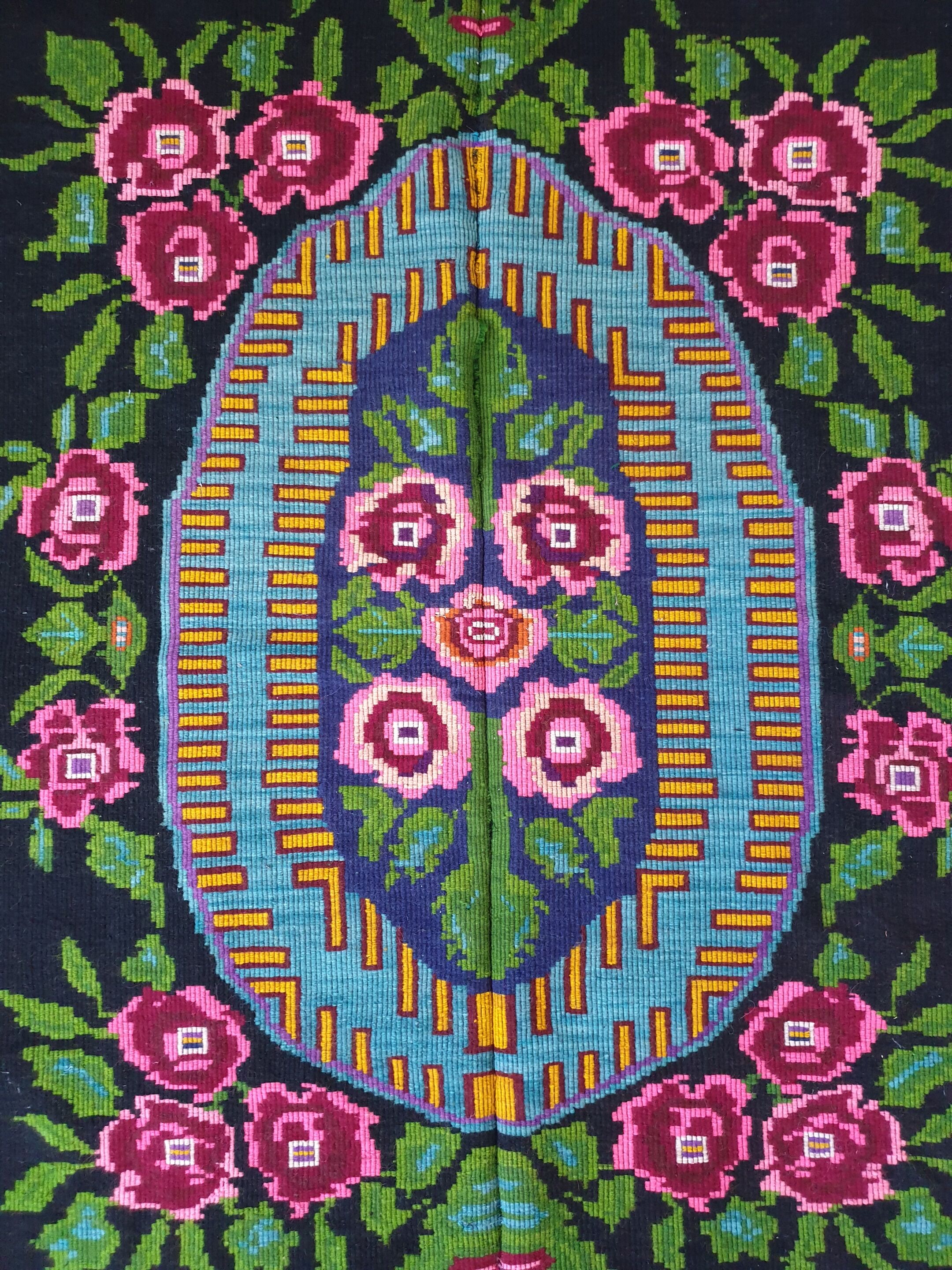 Floral handwoven green and fuchsia rug, made in wool, bohemian design 170x232cm