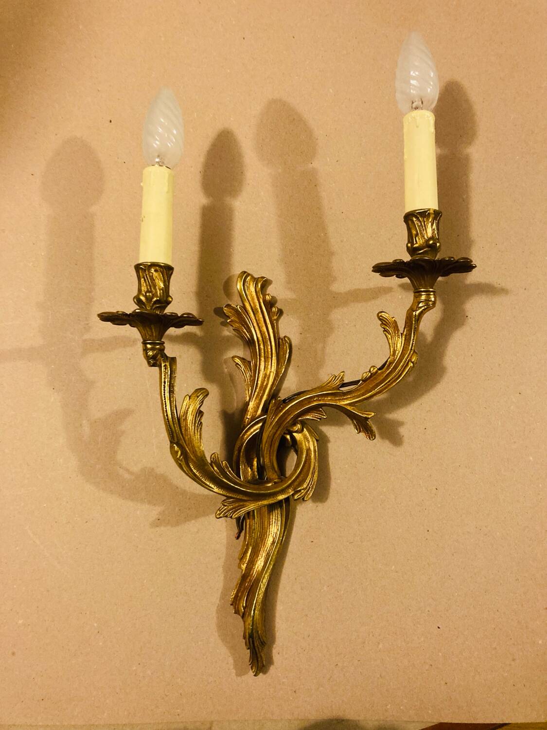 Louis XV Style wall light in gilded bronze from the 20th century decorated with acanthus leaves.