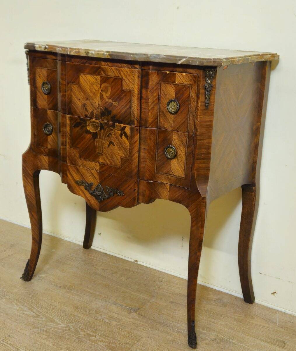 Louis XV style commode with a projection in marquetry.