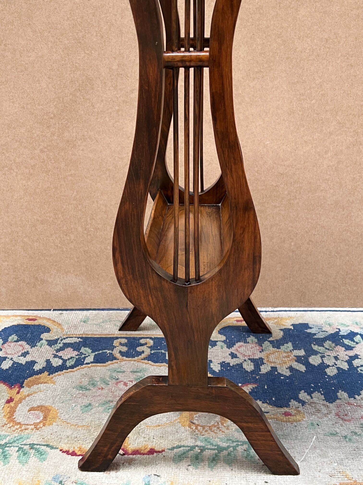 Table double harp feet lyre.