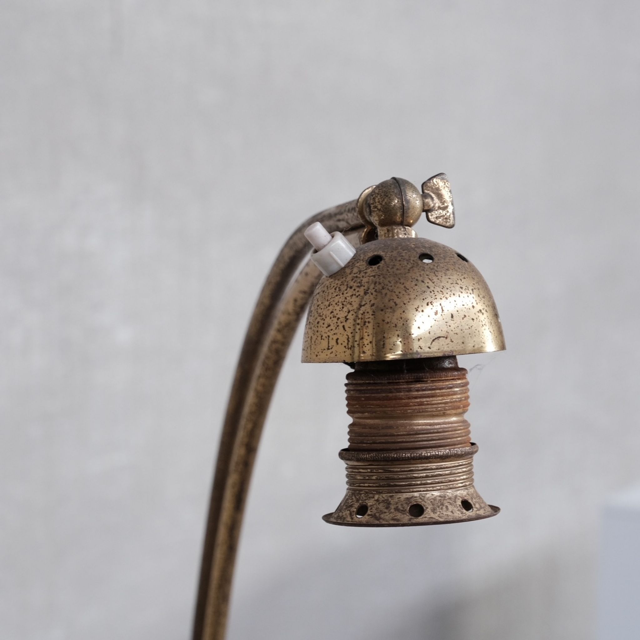 Lampadaire en laiton français du milieu du siècle