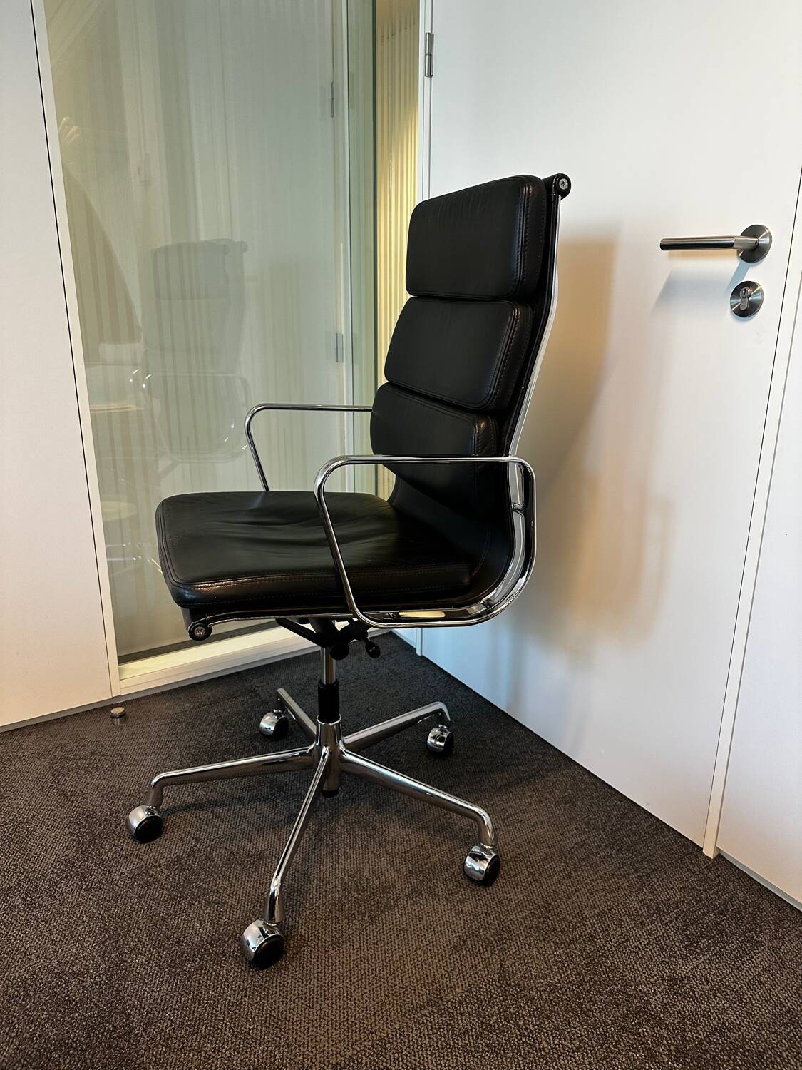 1x office chair - eames soft pad ea219