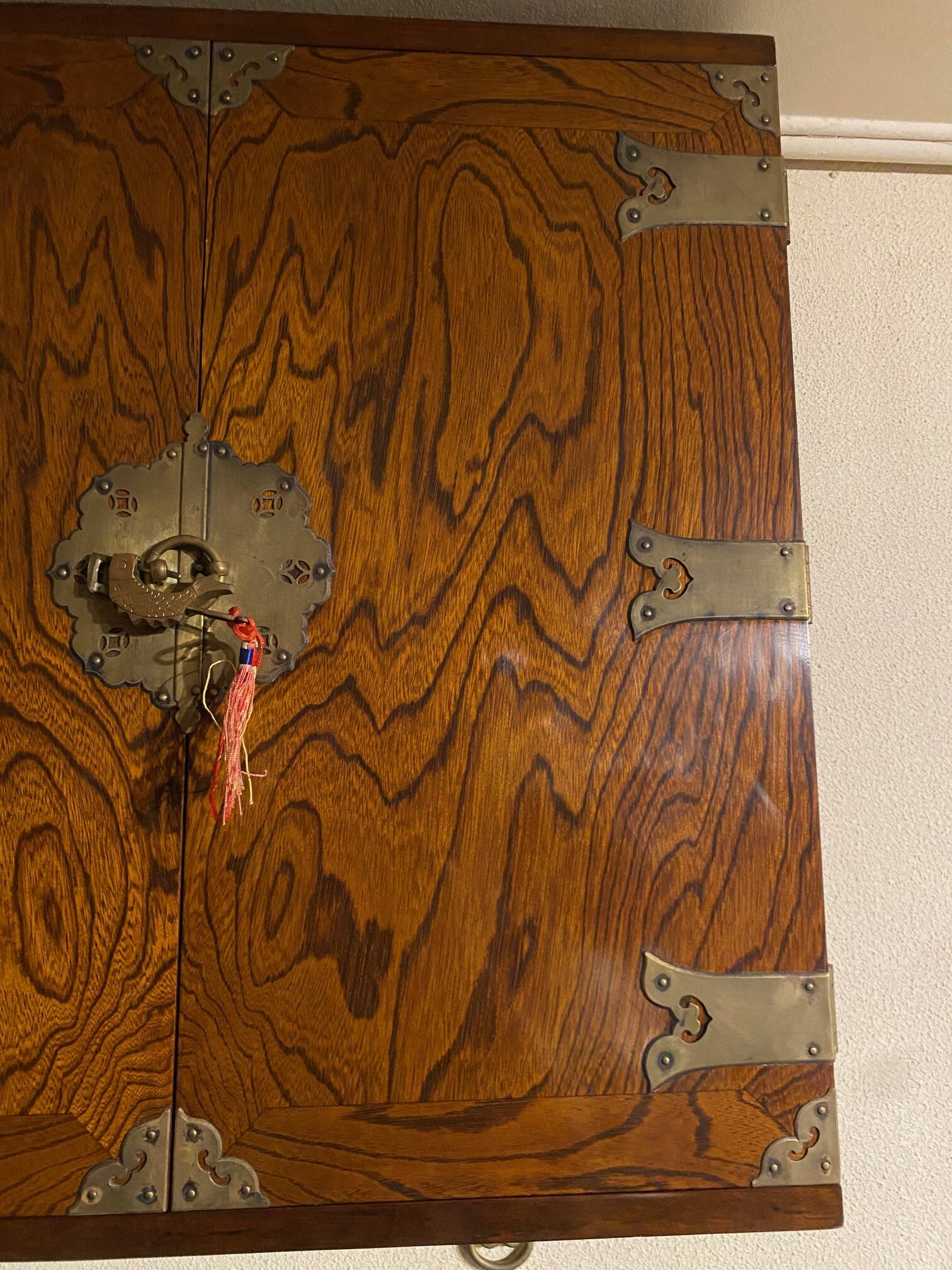 Wall mounted dartboard cabinet