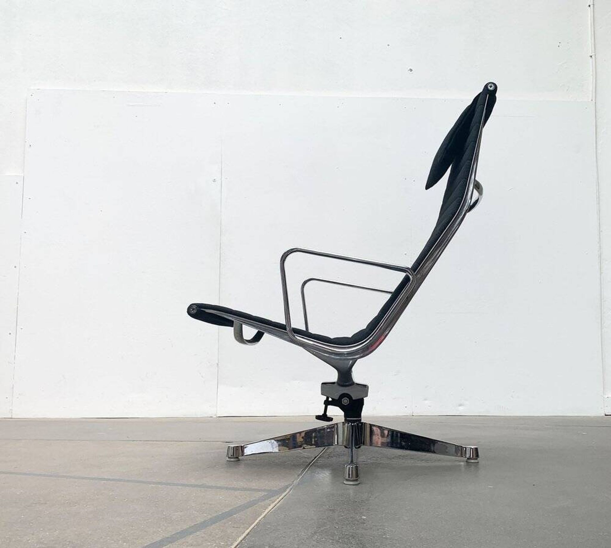 Set of aluminium chairs EA 124 Mid-Century by Charles & Ray Eames for Herman Miller, 1960s.