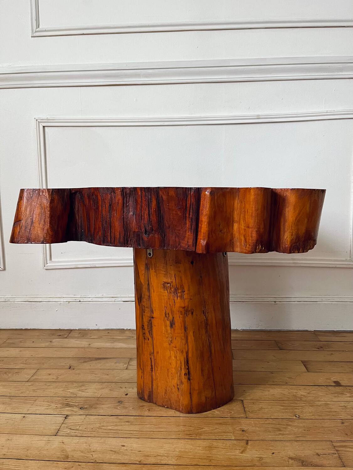 Table basse brutaliste en bois massif