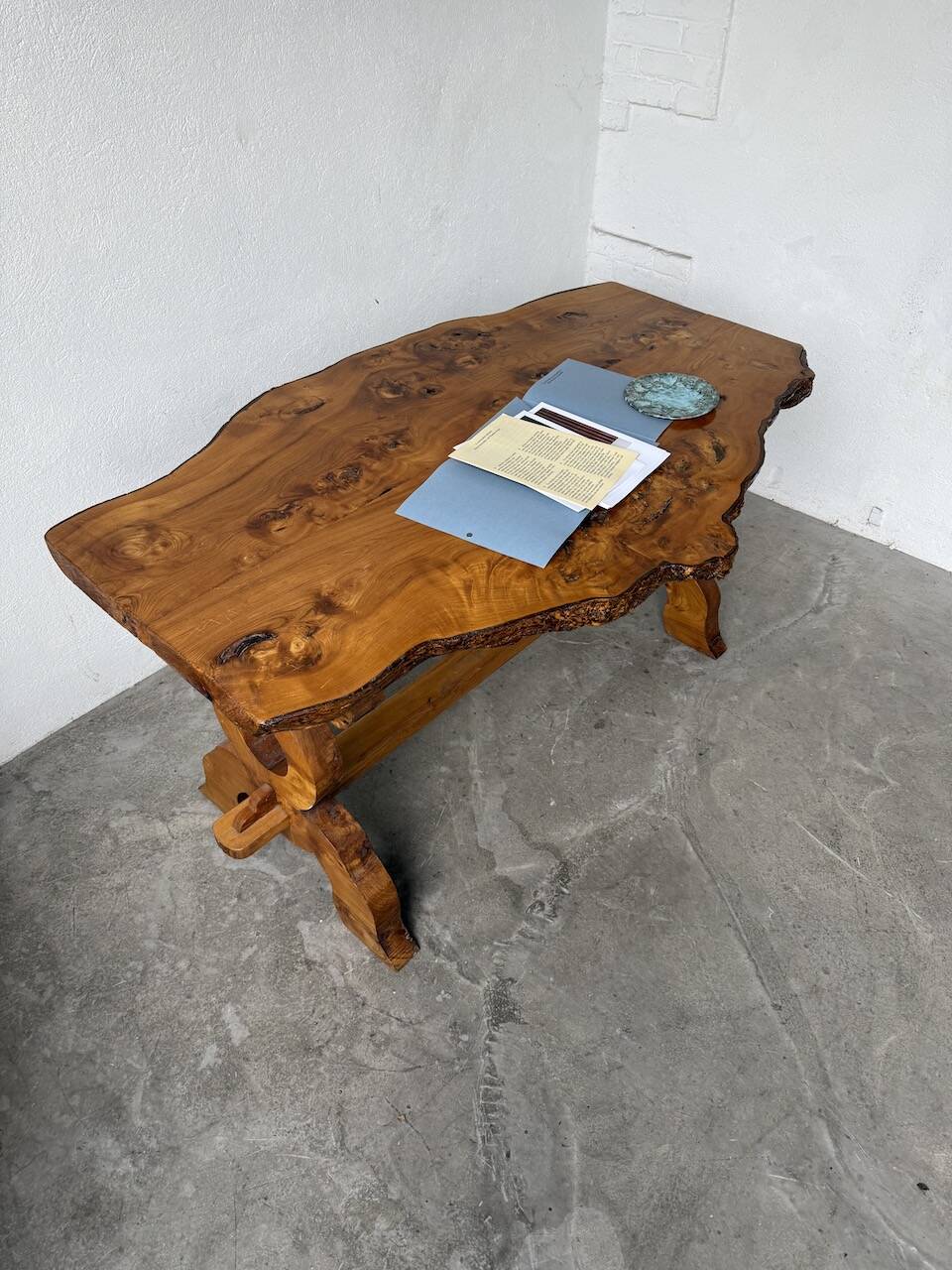 Table artisanale en orme massif, art populaire