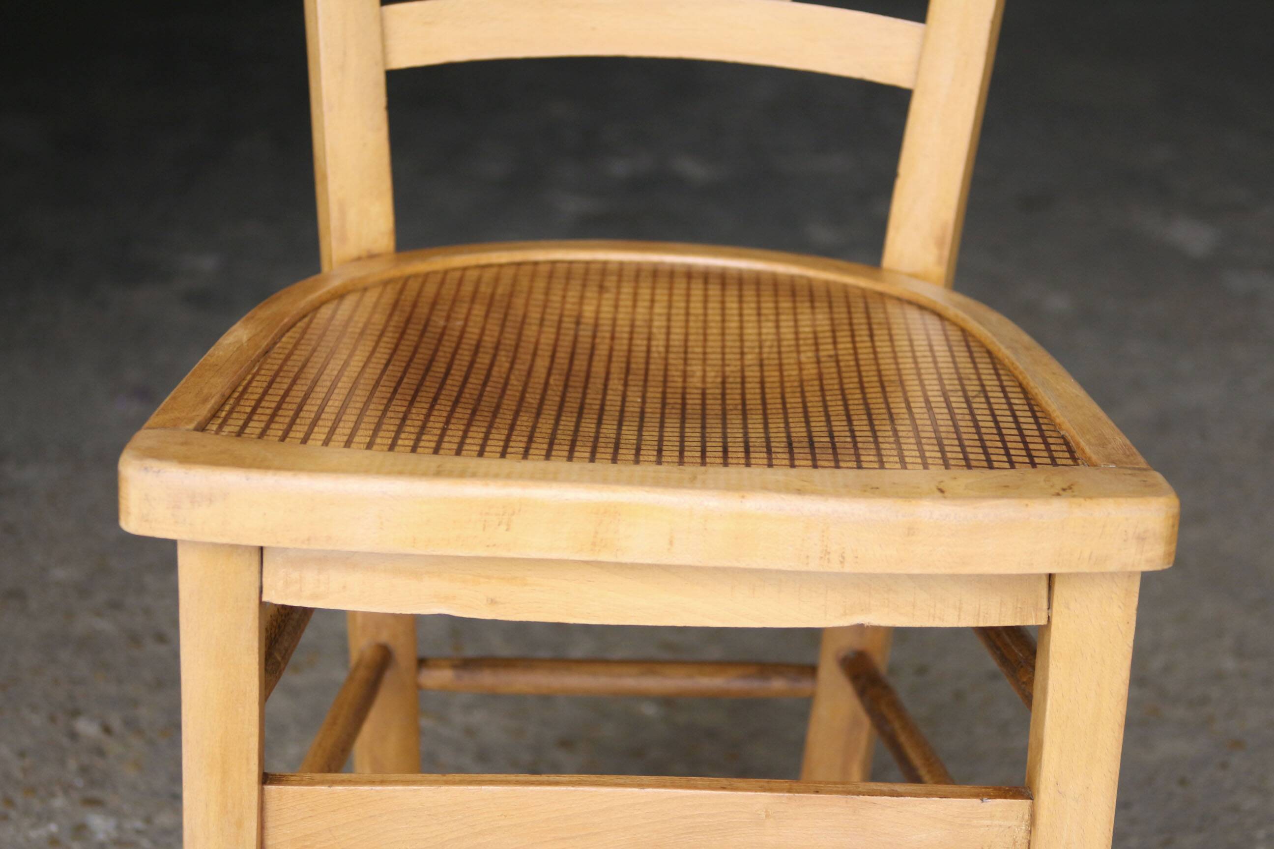 Bistro chair in curved wood (early 20th century).