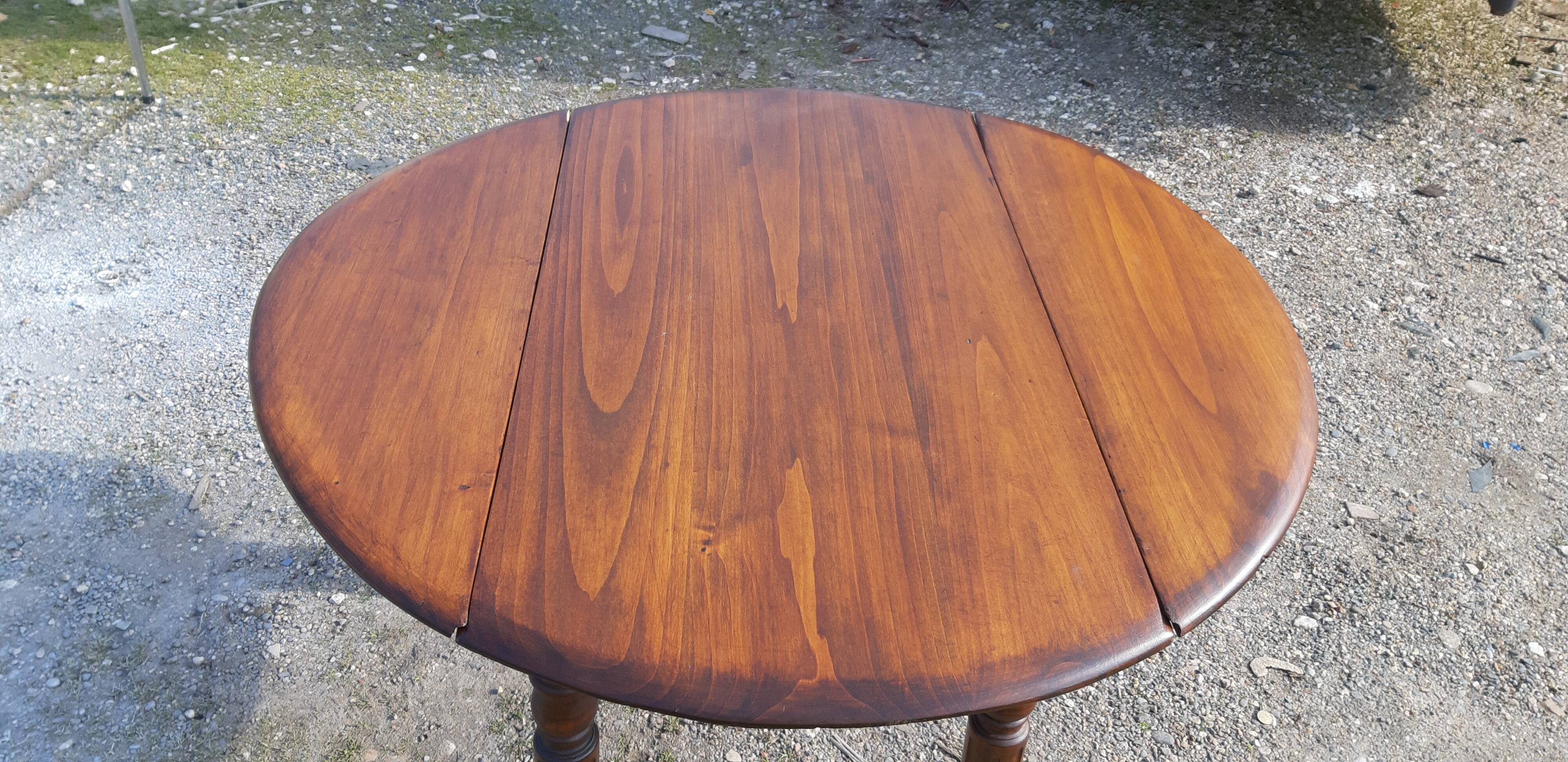 Round table in pine , with flaps