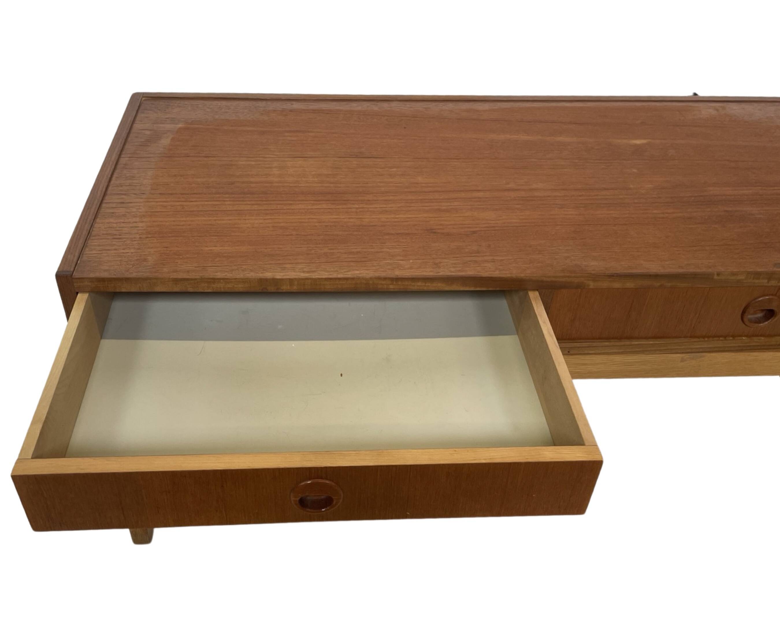 Meuble bas vintage danois modèle 1960, placage de teck