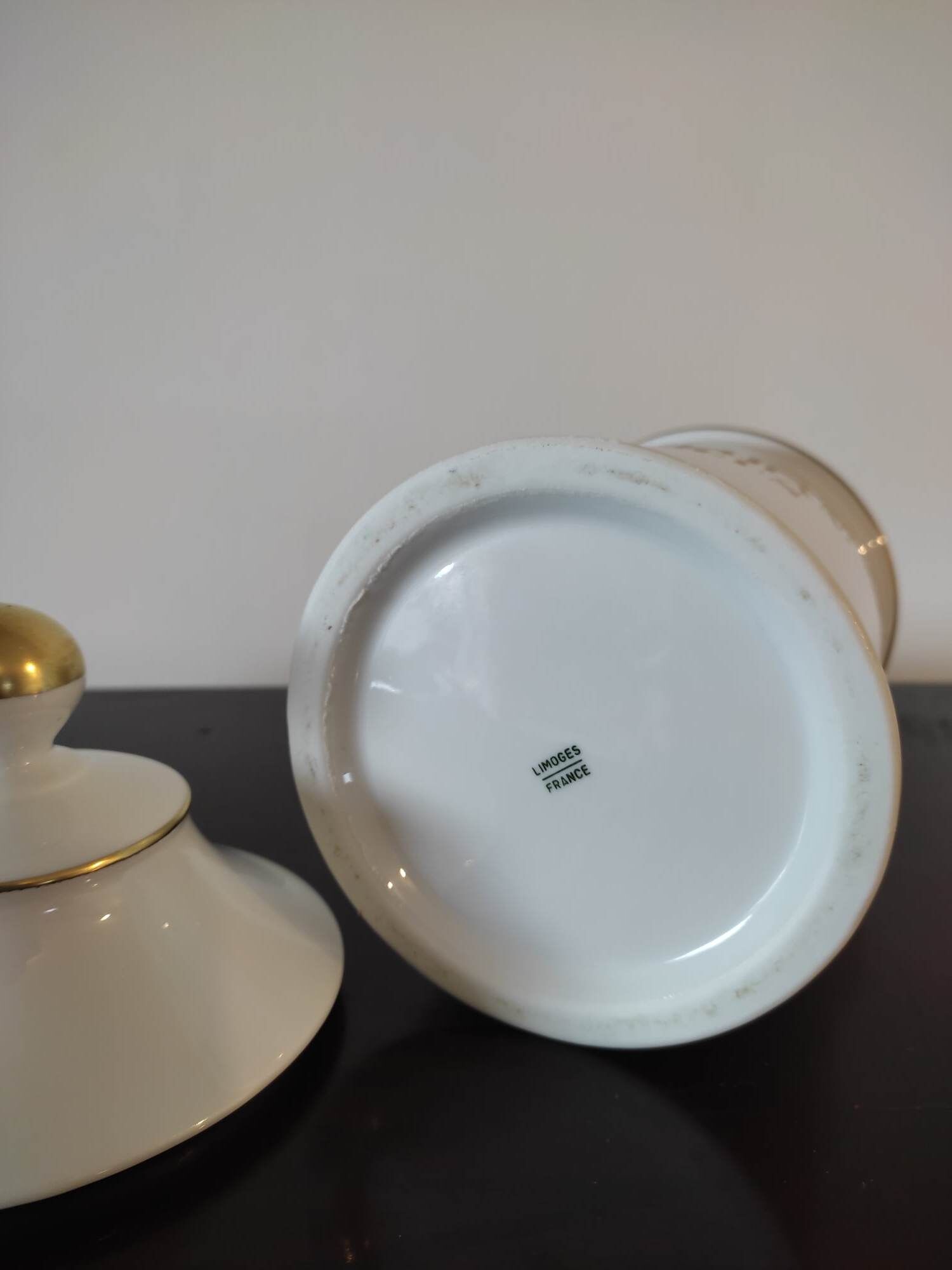 Pharmacy / apothecary pot in white earthenware decorated with gold net, "Catharan: Roseus signed Limoges