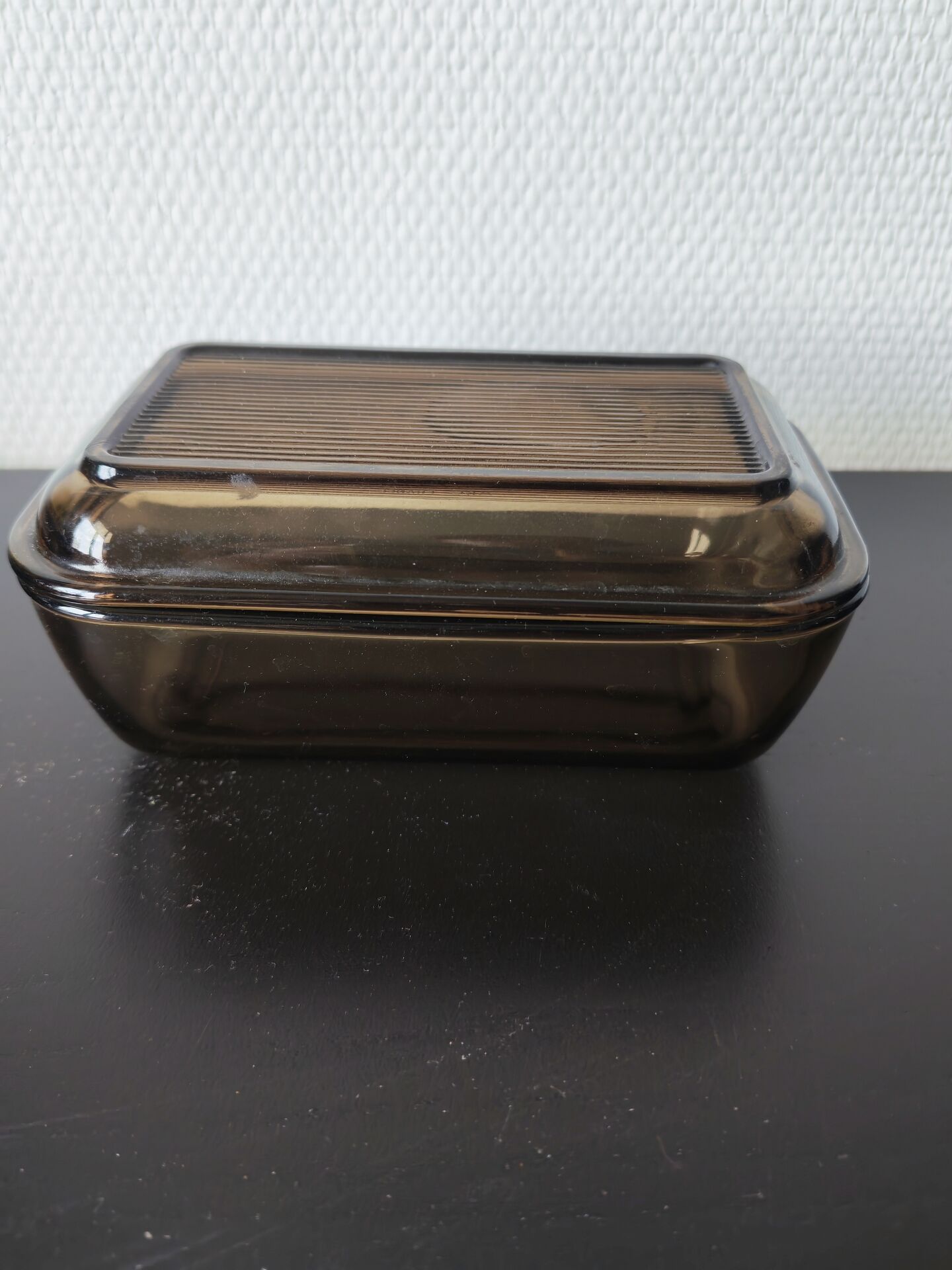 Beurrier Arcoroc en verre fumé 1960