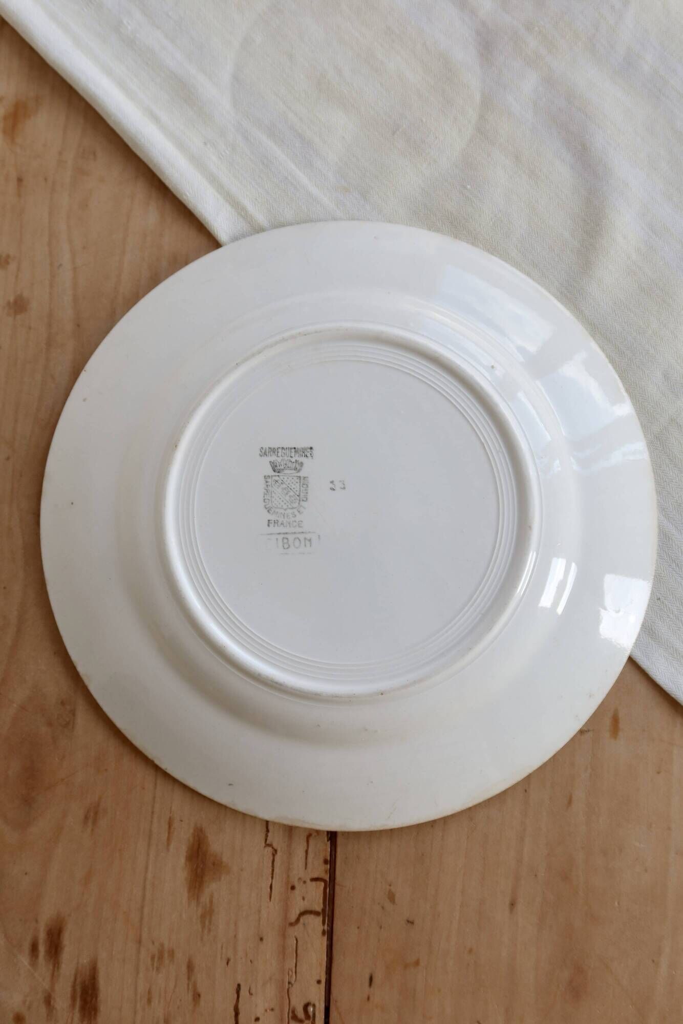 Round serving dish in Sarreguemines earthenware, Cibon model - Floral decoration