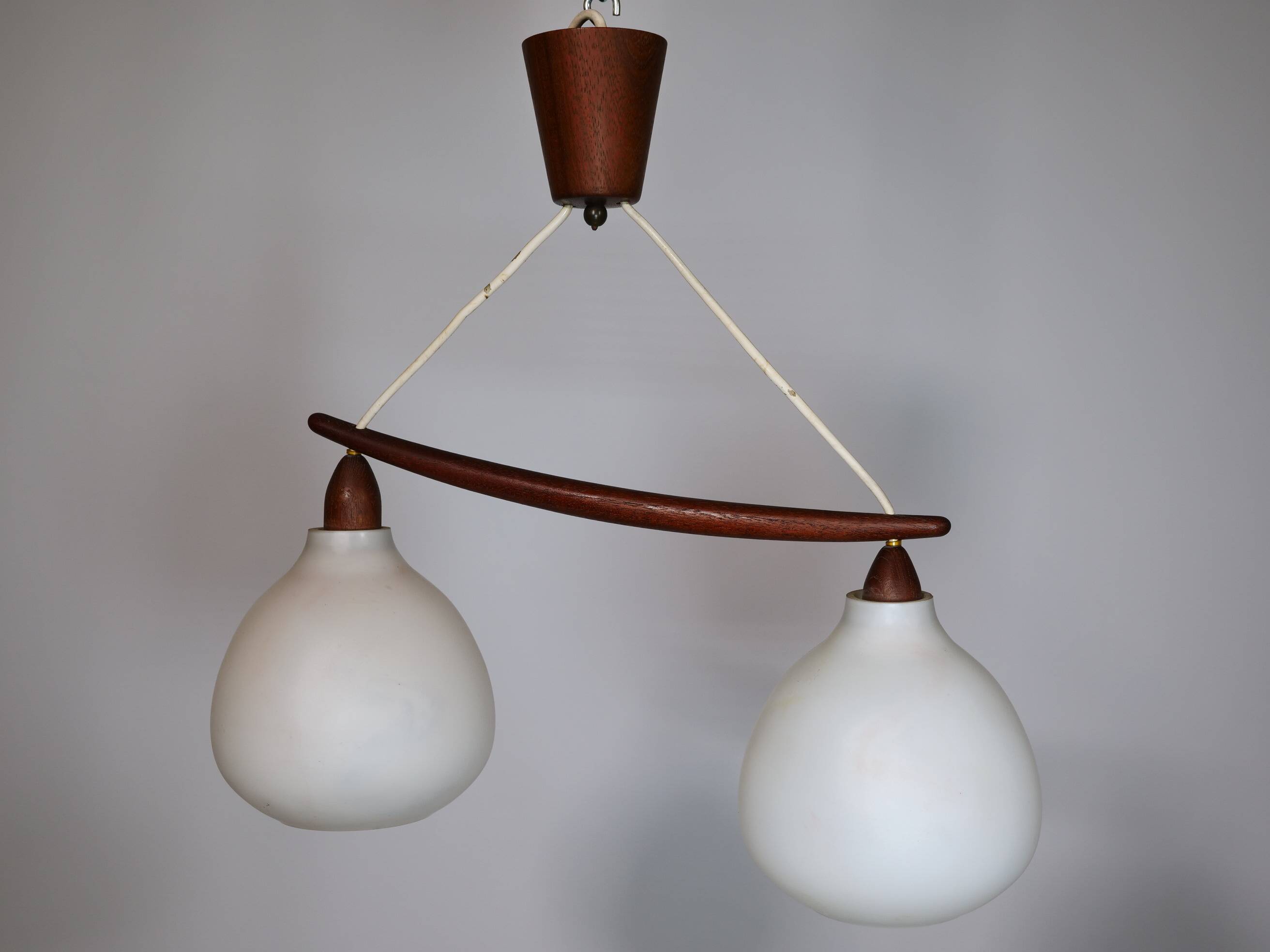 Suspension en verre opalin et teck par Uno & Östen Kristiansson, années 1960.