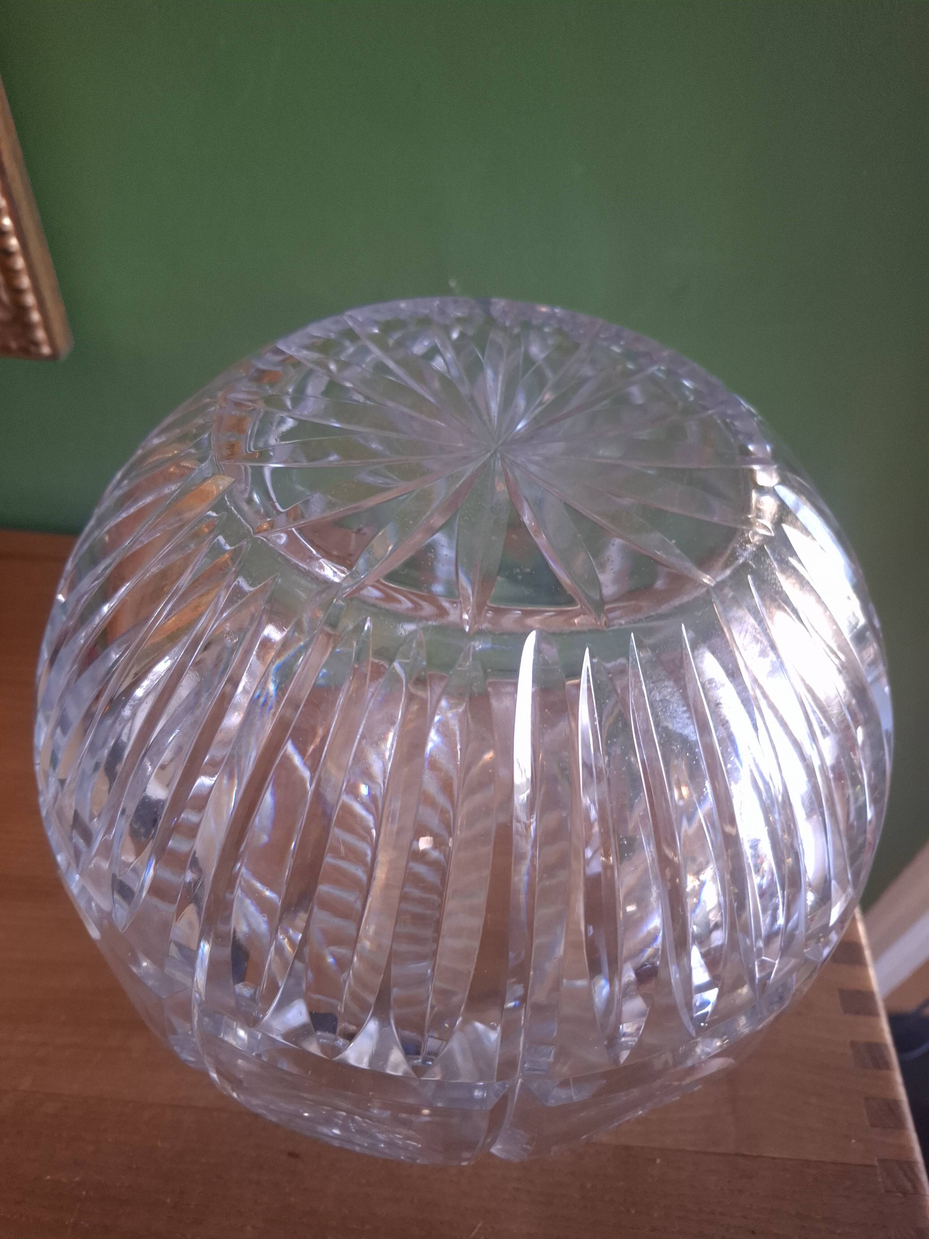 Vase boule en cristal taillé (