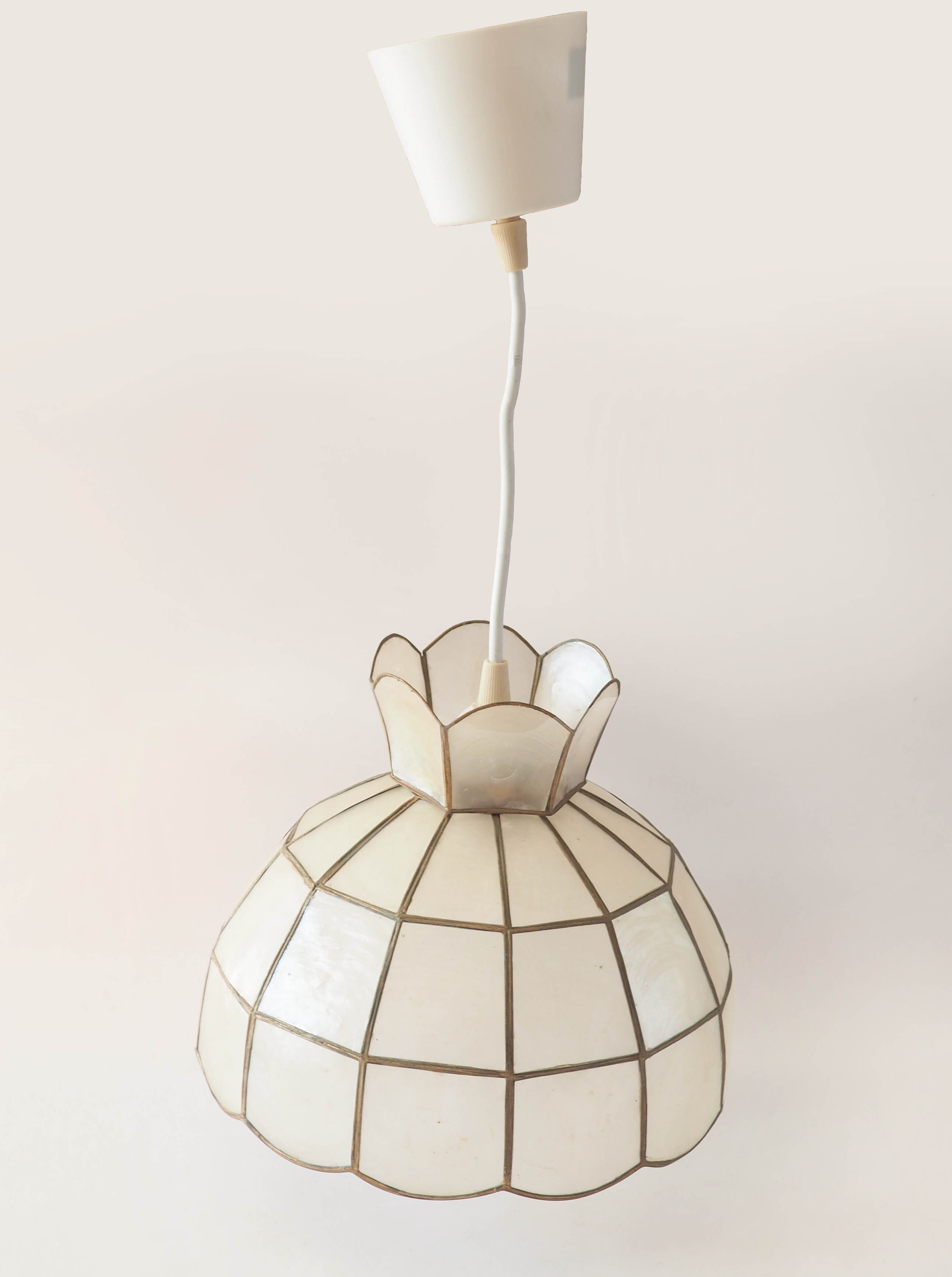 Mother-of-pearl suspension