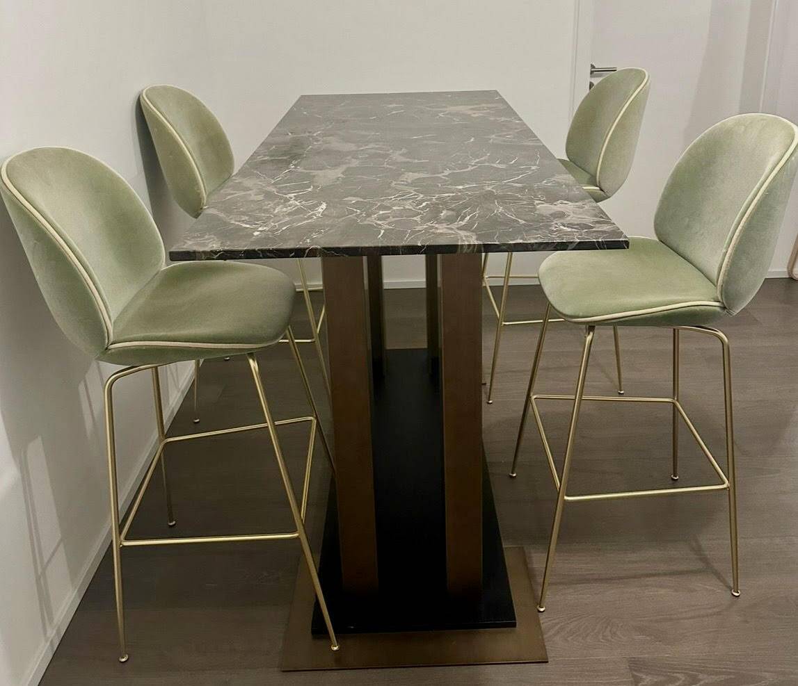 Chaises hautes Gubi velours vert clair