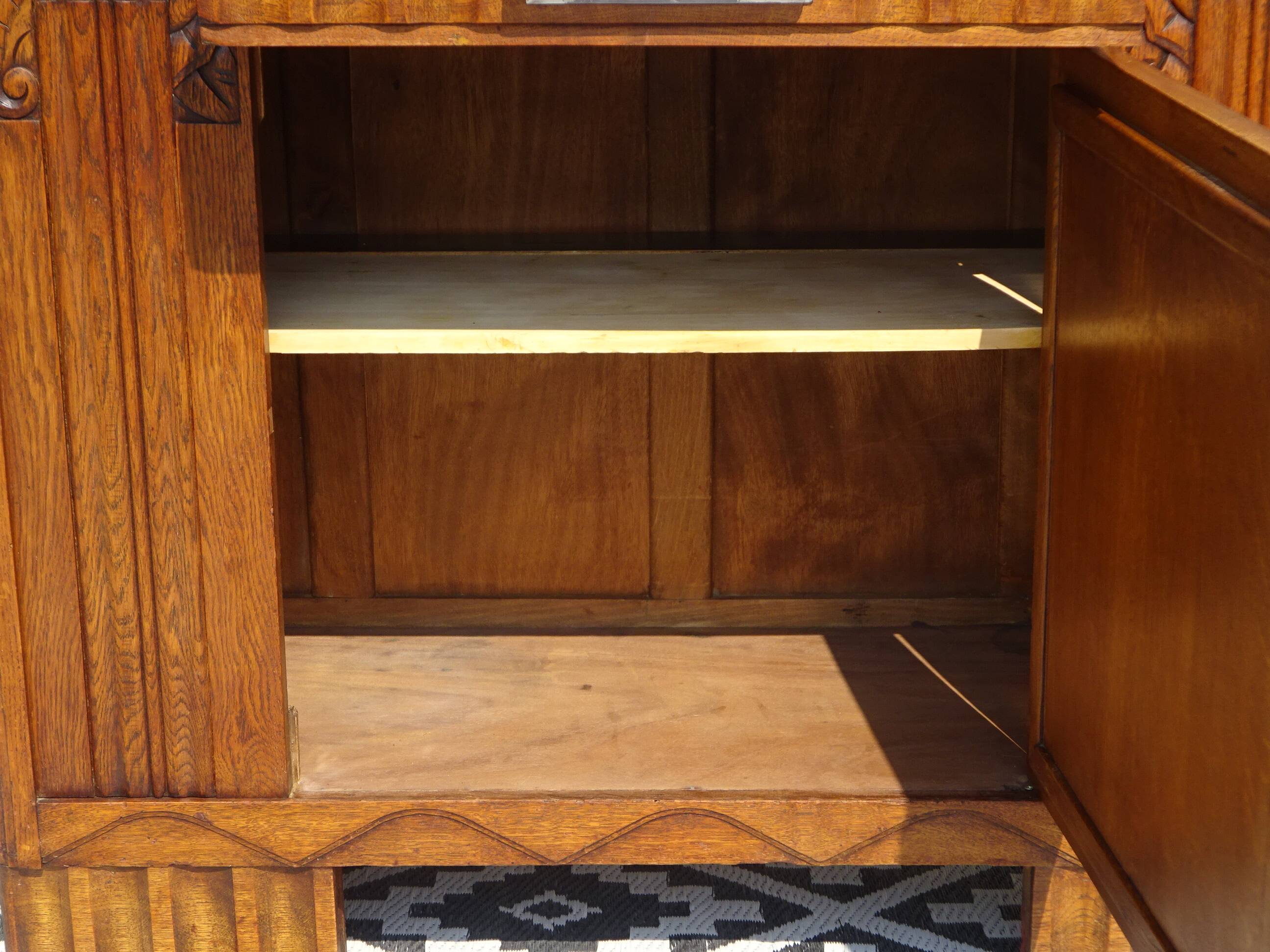 Ancien buffet en chêne et marbre, époque et style Art Déco