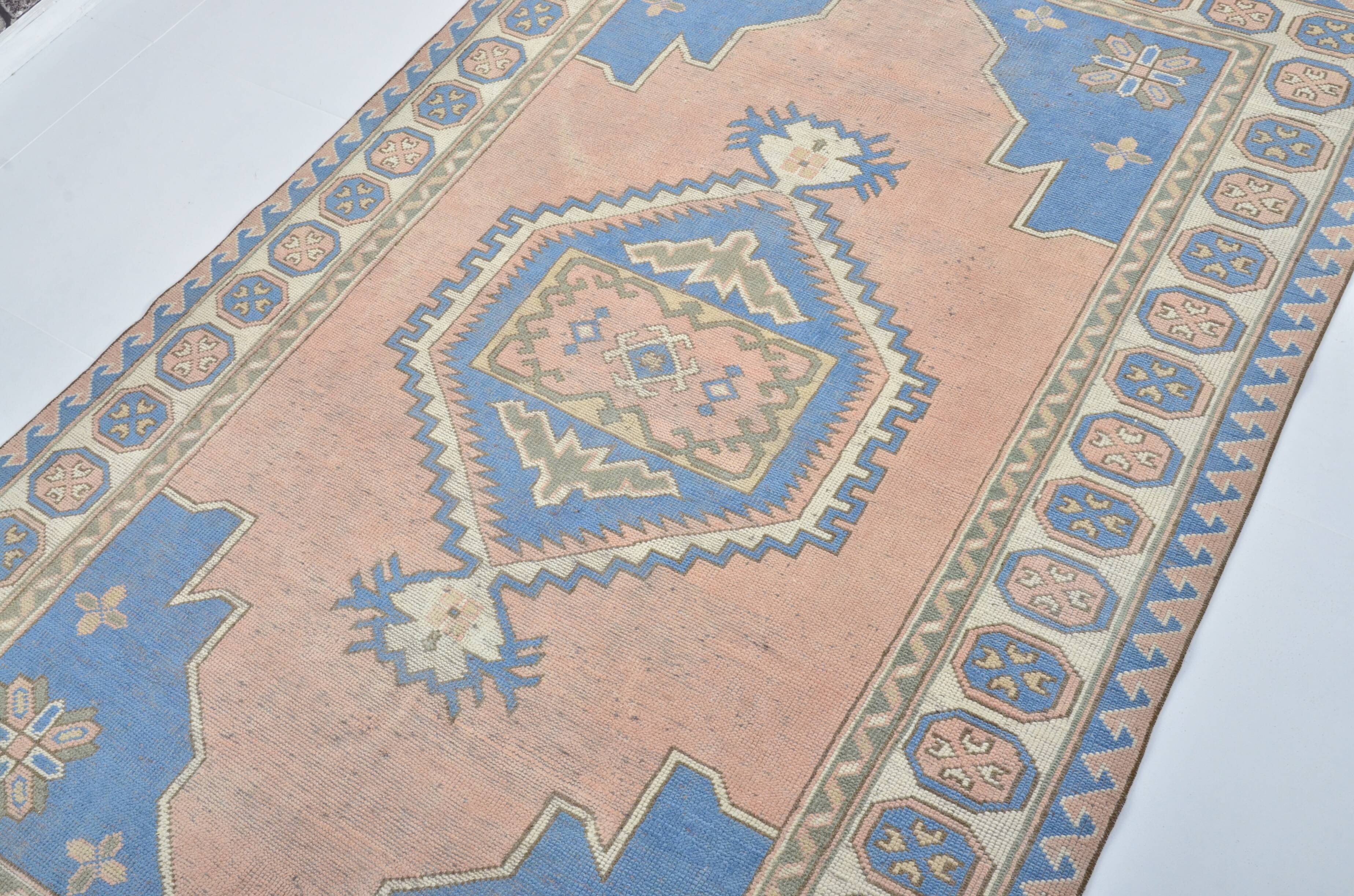 Anatolian floral patterned Oushak rug, reference 3571