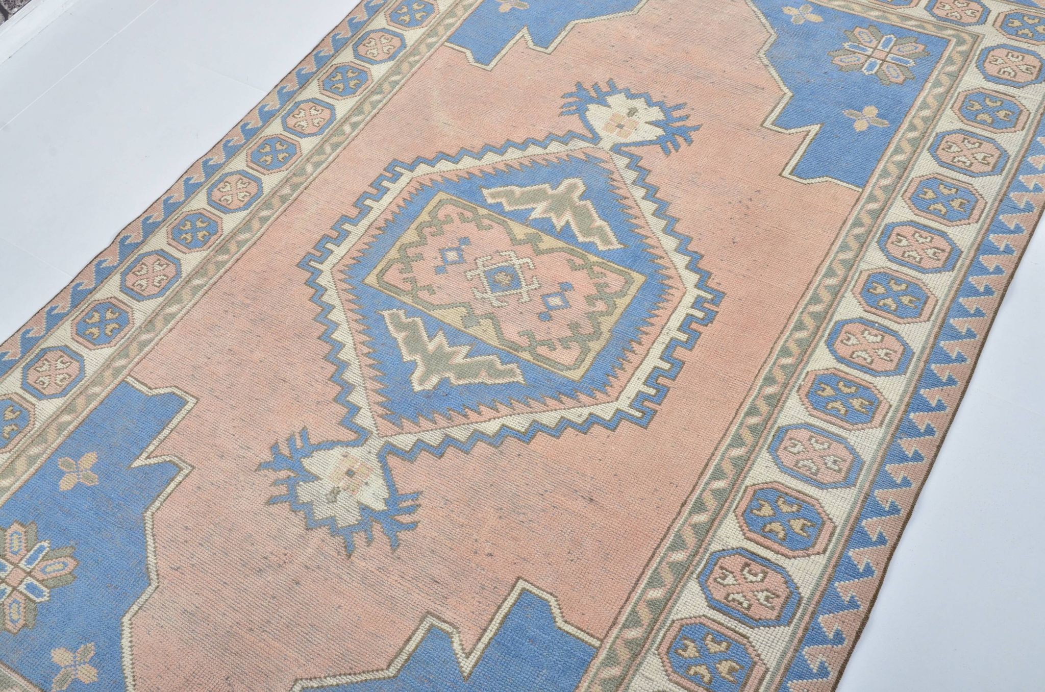 Anatolian floral patterned Oushak rug, reference 3571