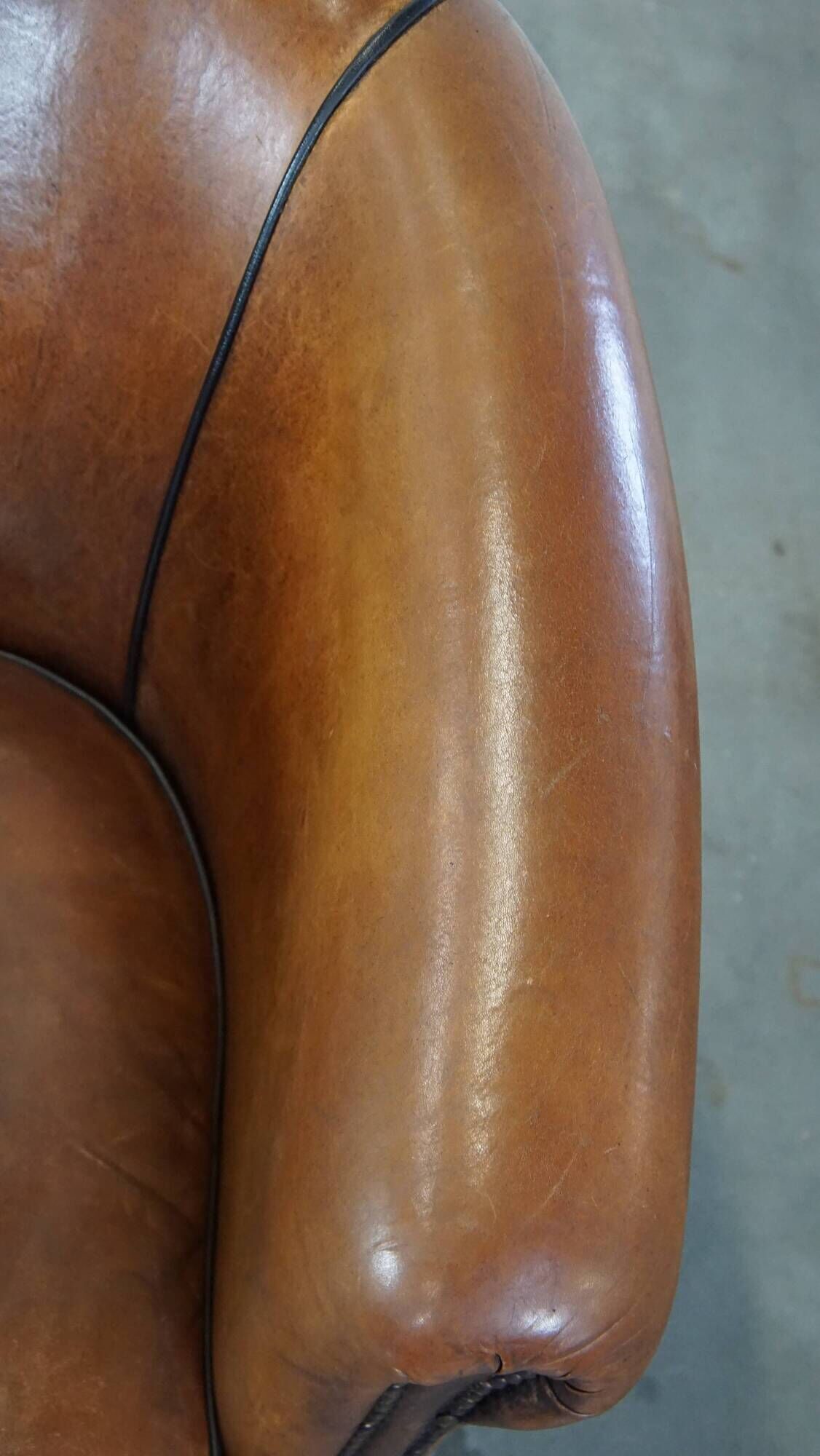 Set of 2 club armchairs in sheepskin leather with black piping