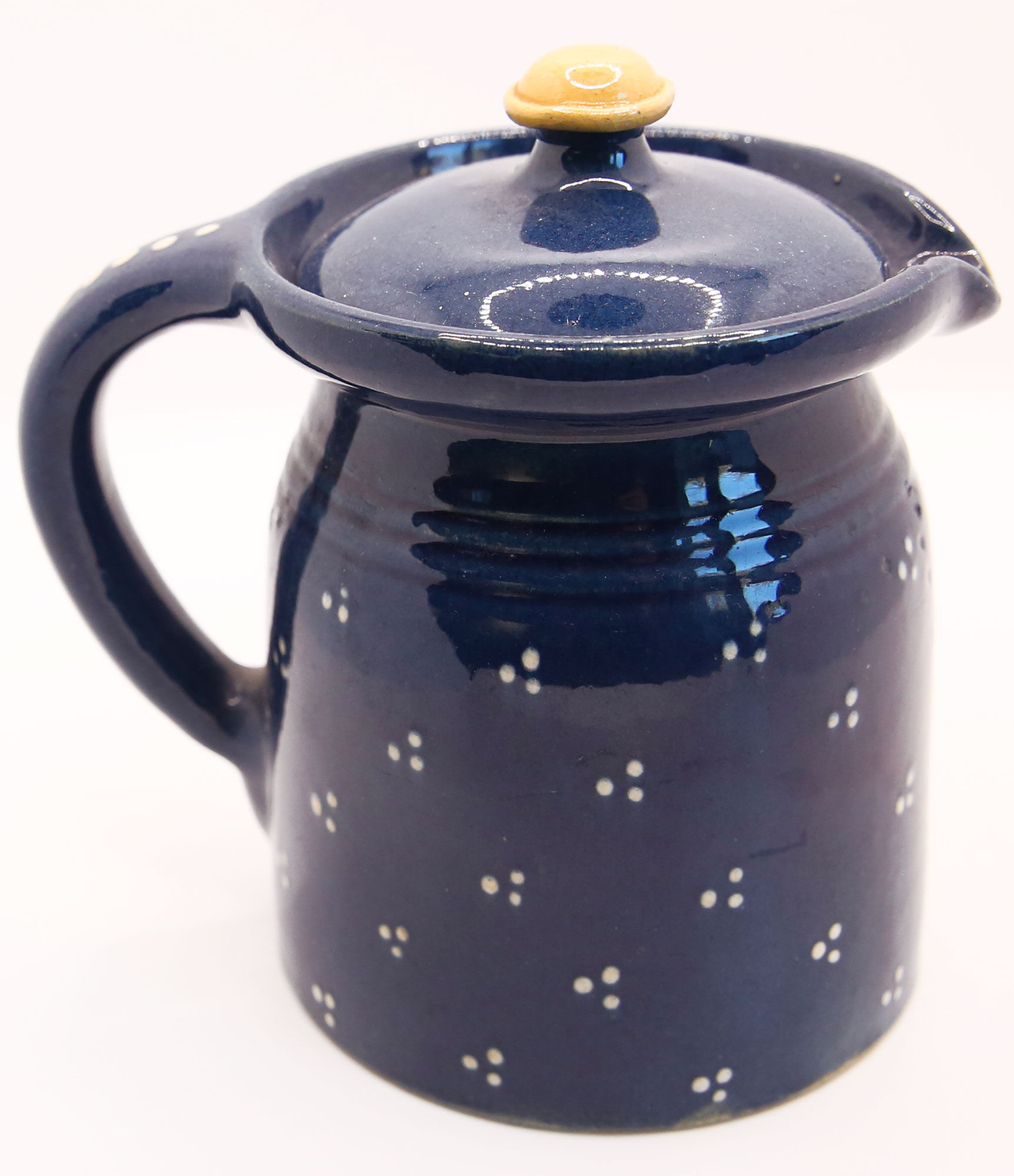 Pitcher and navy blue lid with off-white peas