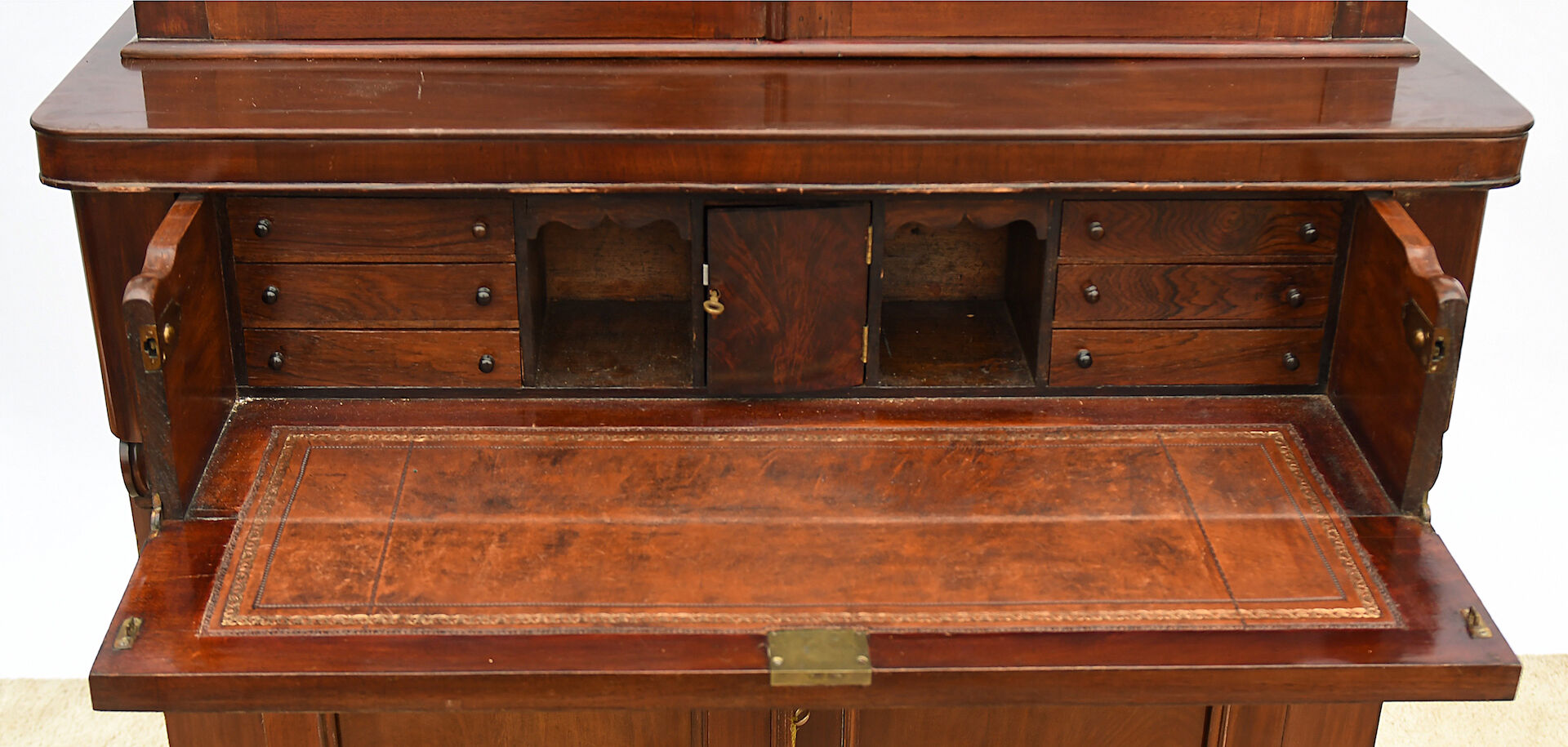 Vitrine formant secrétaire
