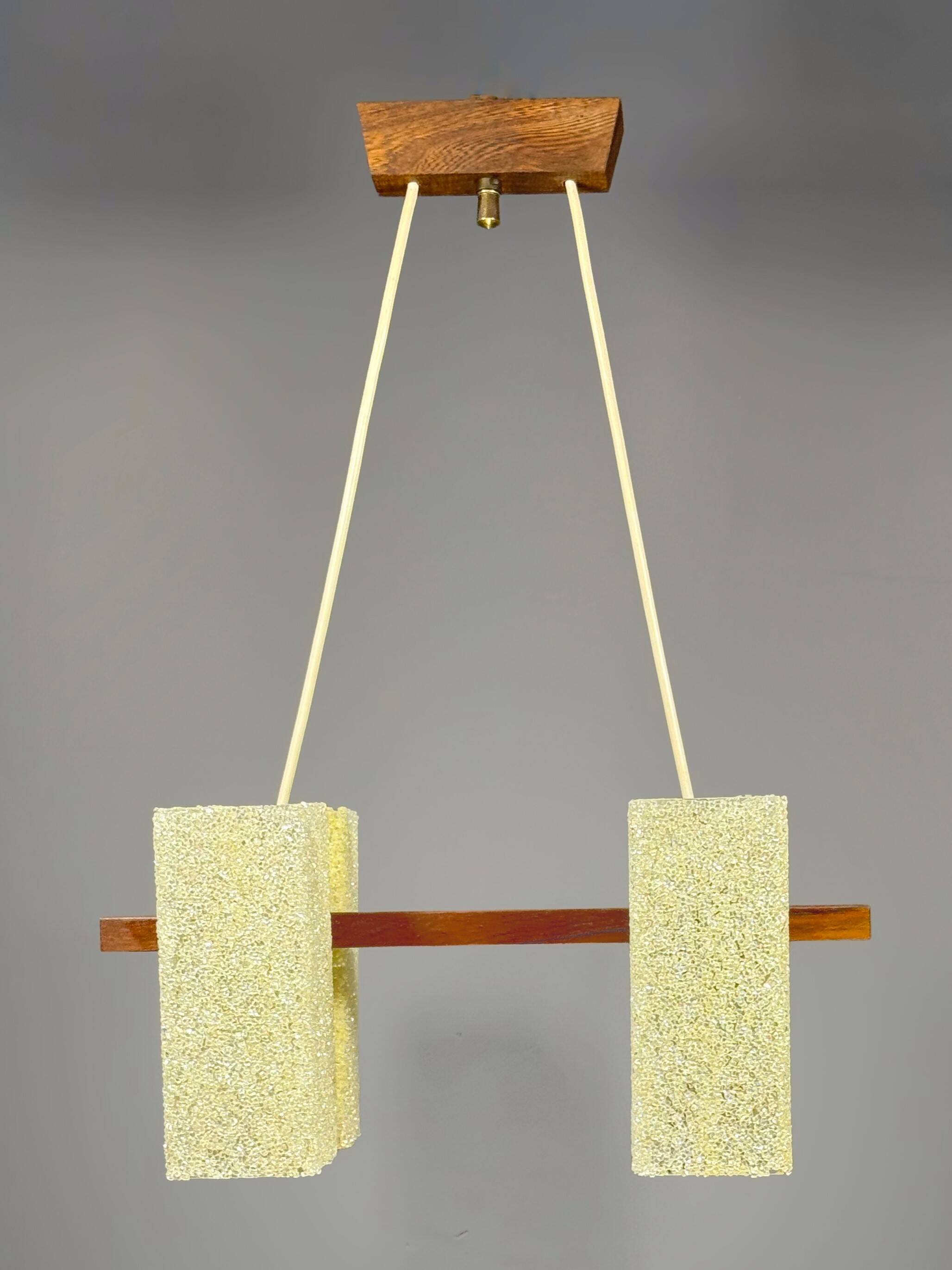 Chandelier scandinave en teck massif avec abat-jours en résine plexiglass – années 1960