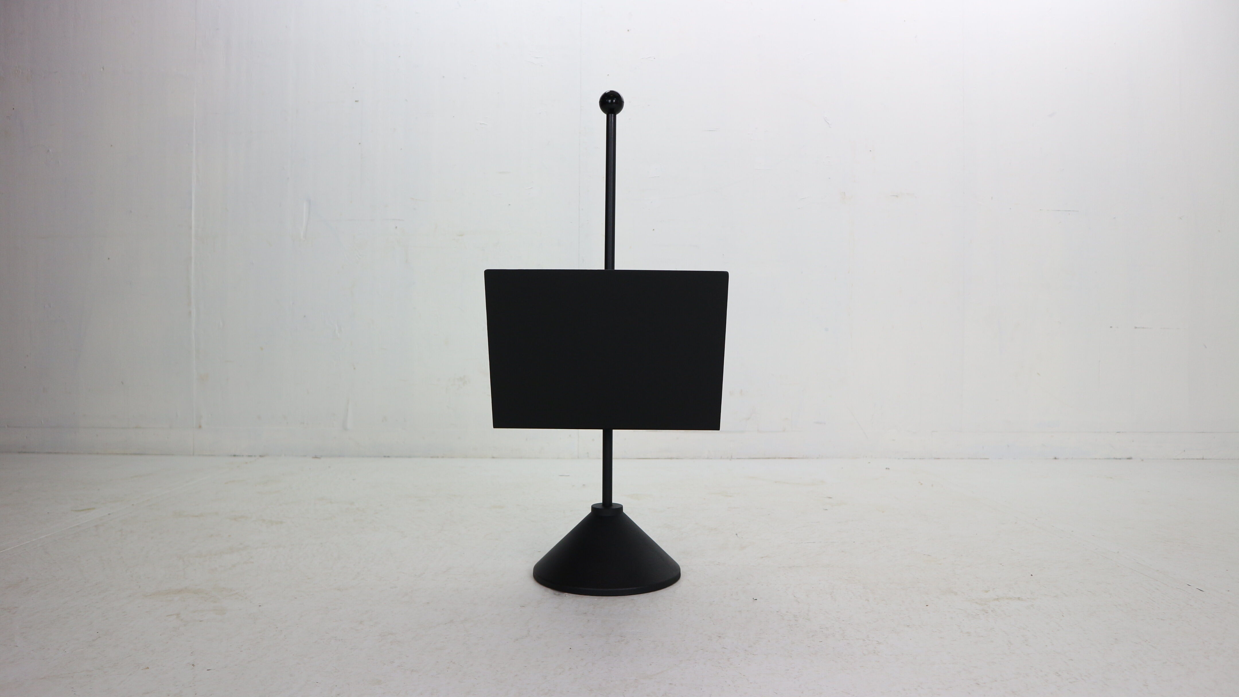 Porada Arredi Black Metal Minimalistic Magazinine Rack, 1980's, Italy
