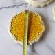 Dessous de plat / bouteille barbotine jaune feuille de vignes