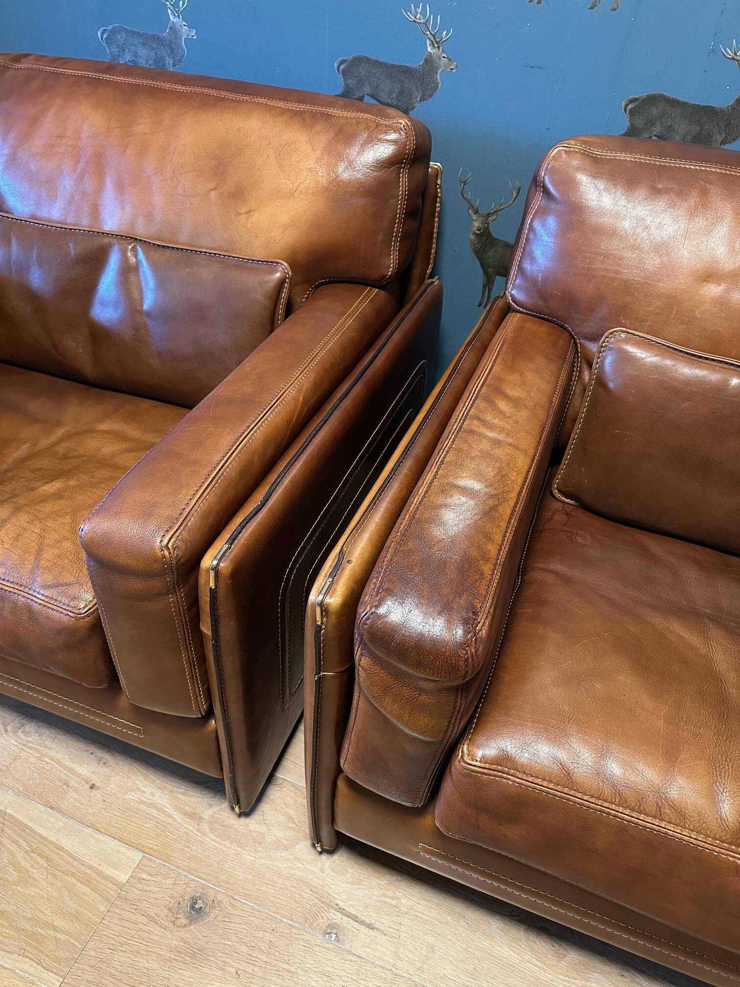 Ensemble de deux fauteuils en cuir de buffle.