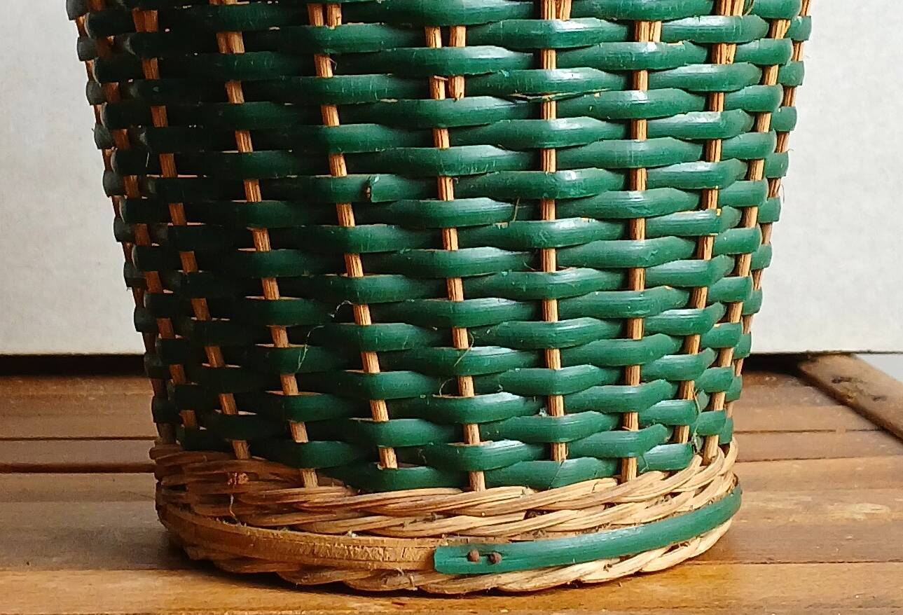 Cache-pot and its matching pencil holder in dyed woven rattan from the 1960s.