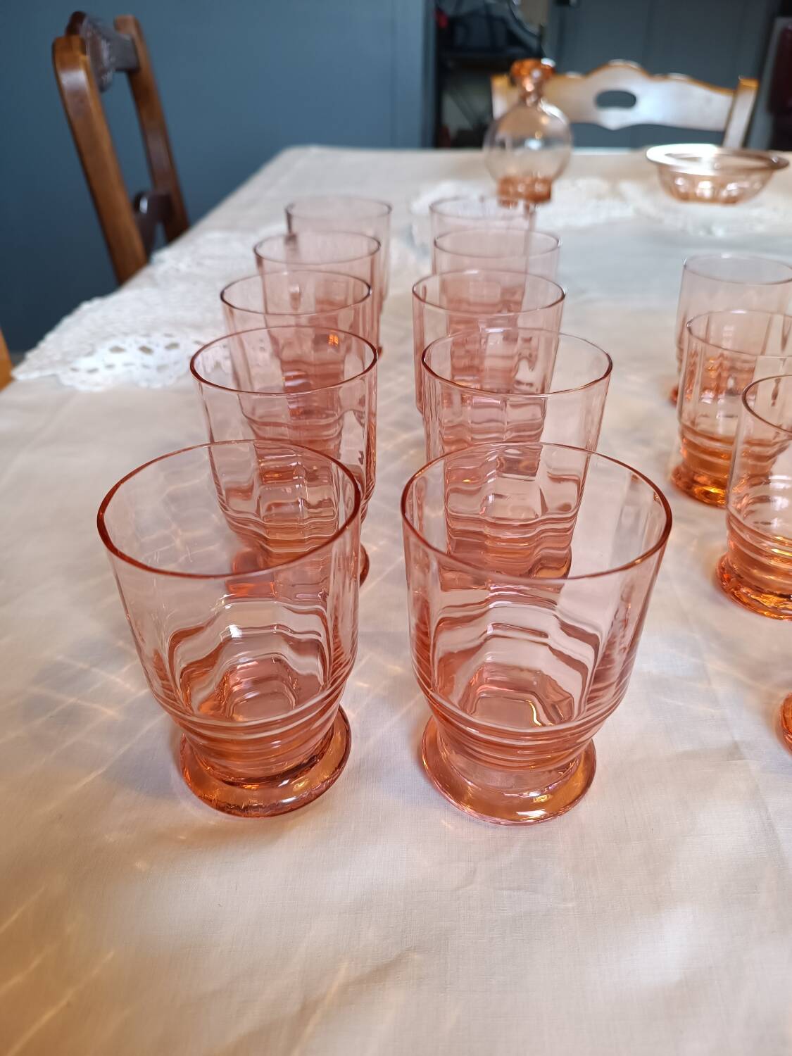 Art Deco glassware set in pink glass, 22 pieces