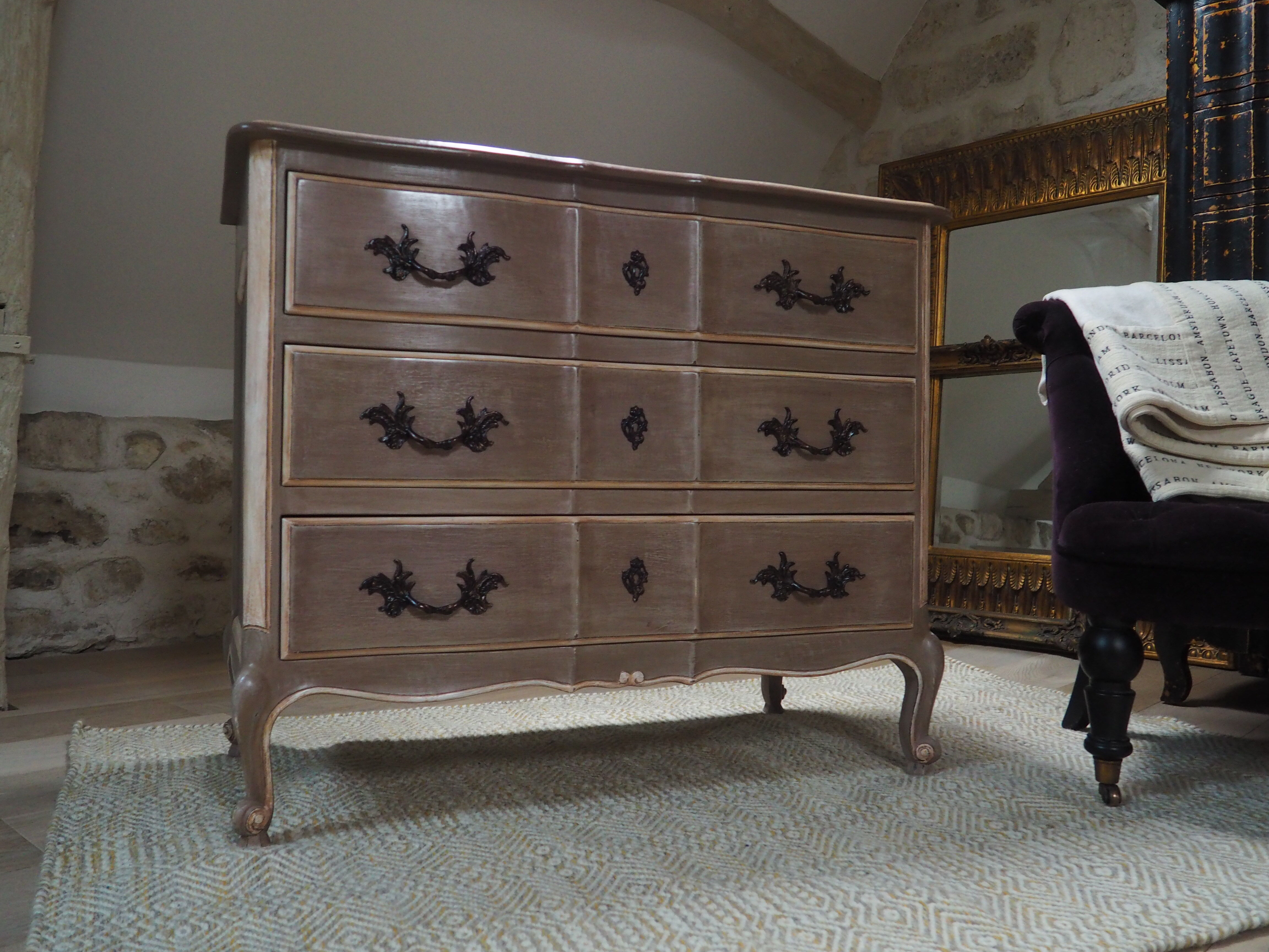 Chest of drawers patina crossbow