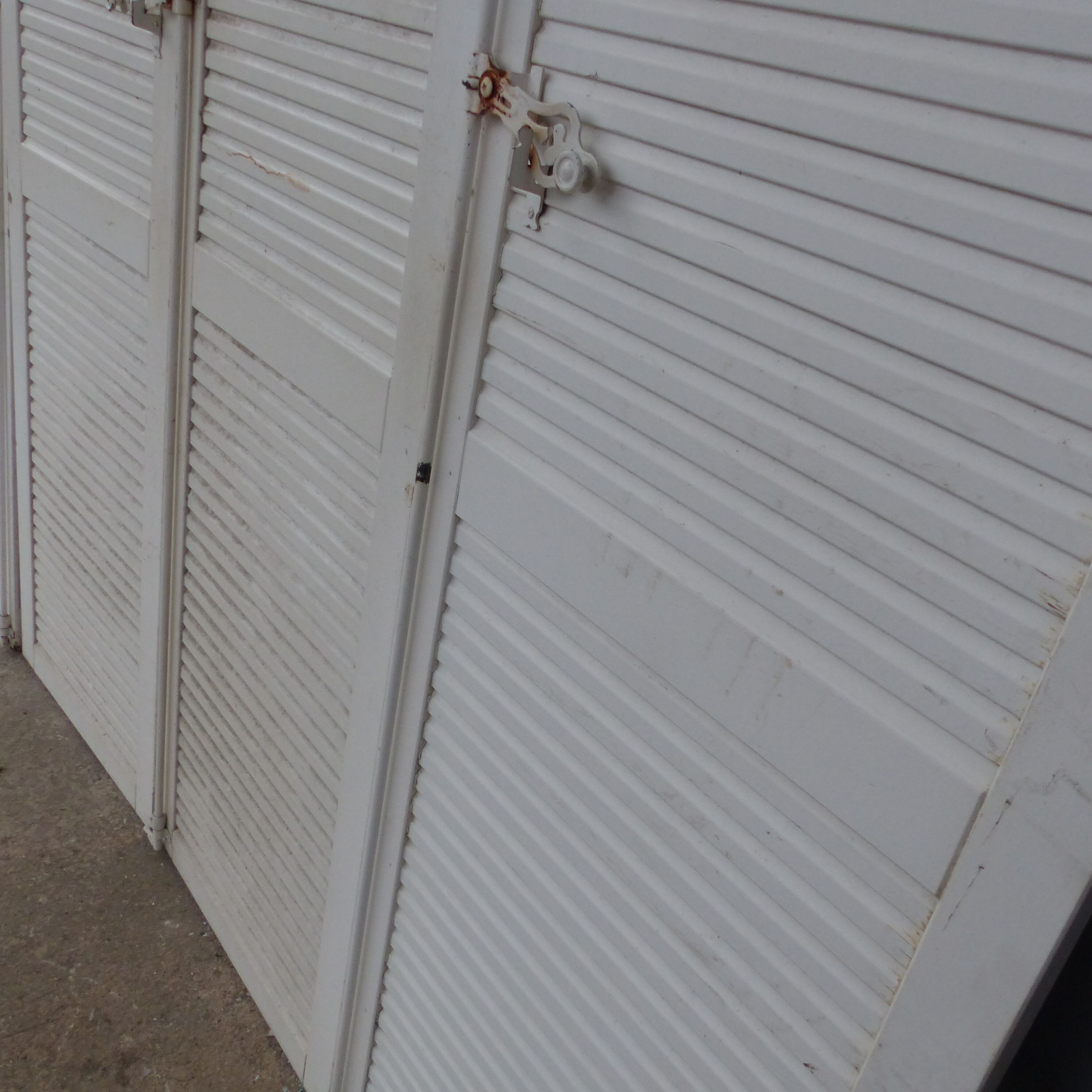 Set of 4 solid louvered shutters l 268 cm x h 212 cm