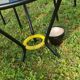 Salon de jardin comprenant table basse ronde en scoubidou et 4 tabourets assortis