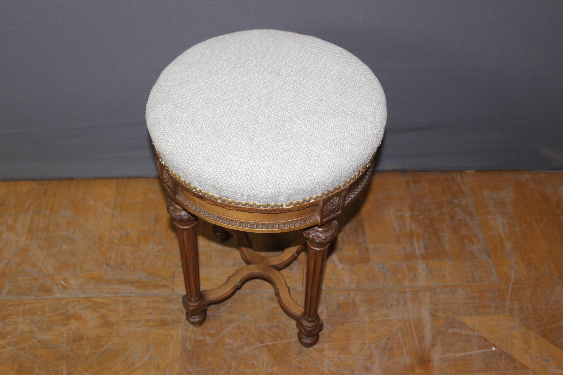 Tabouret de Style Louis XVI en Noyer vers 1900