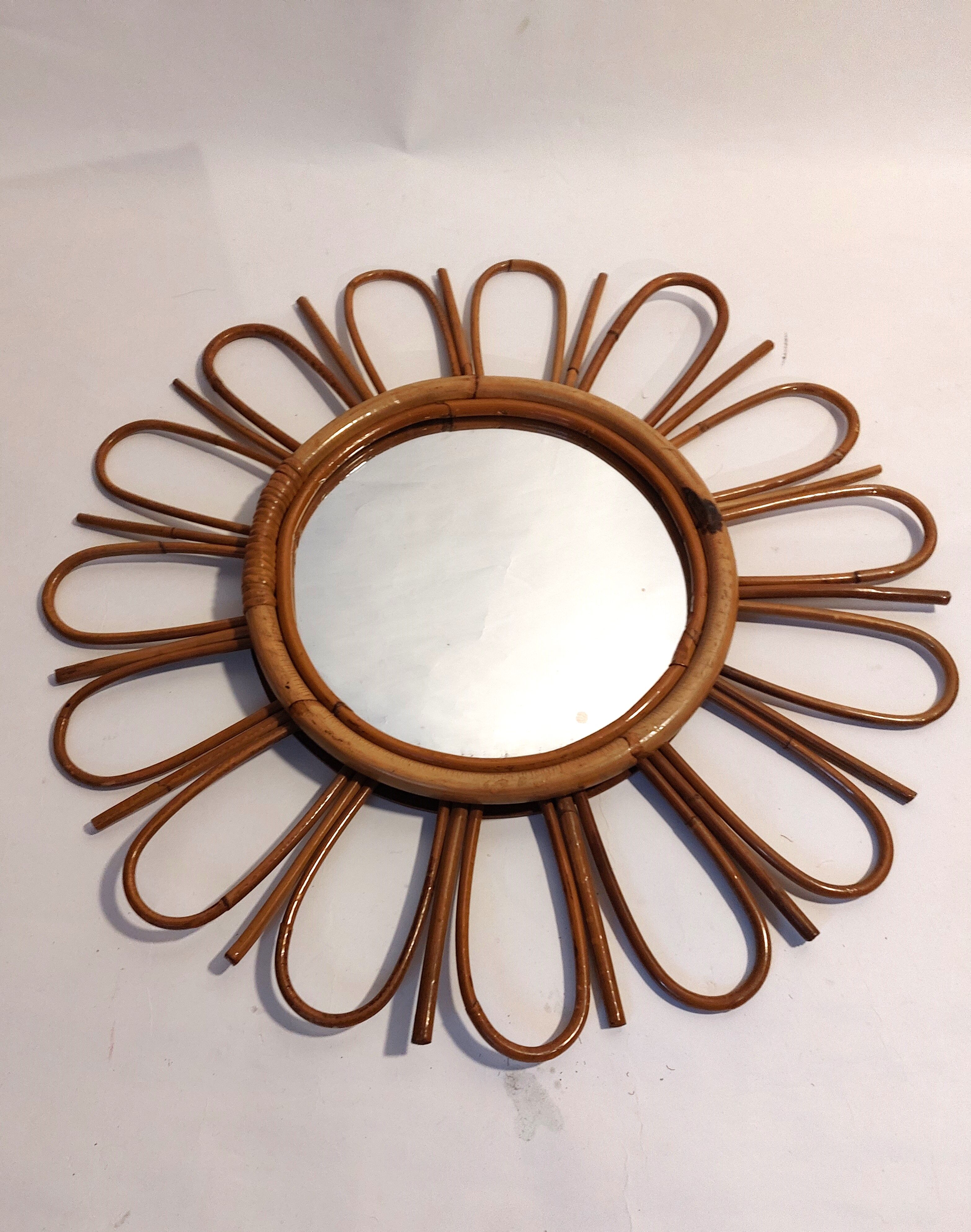 Rattan mirror daisy