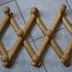 Porte-manteau mural extensible en pin