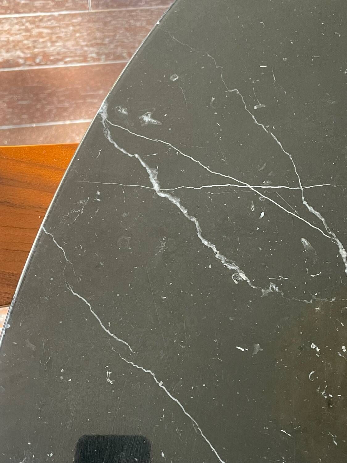Saarinen Knoll round table in maquina black marble 120cm