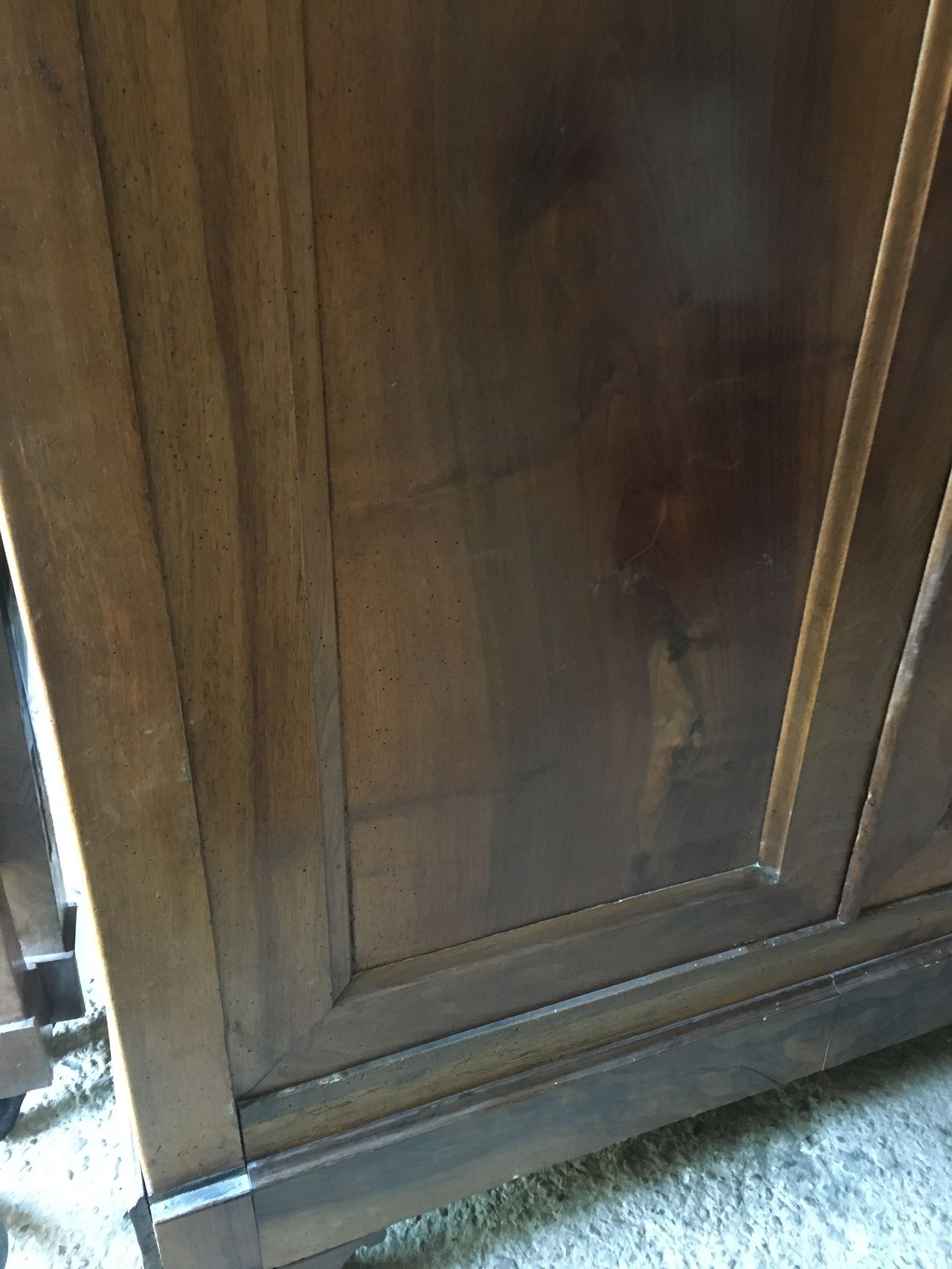 Armoire Louis Philippe en noyer