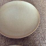 4 stoneware plates