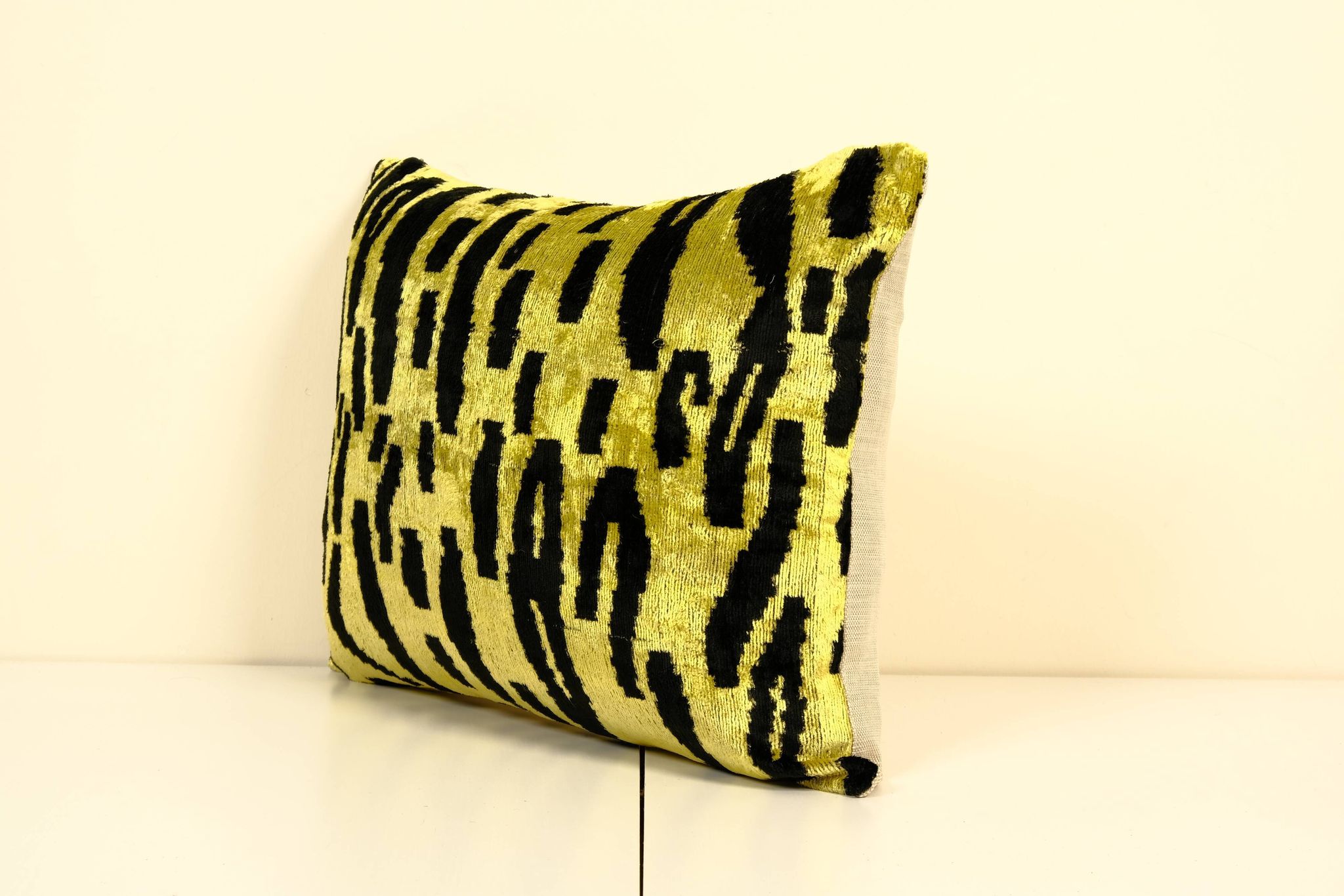 Tiger motif pillow cover