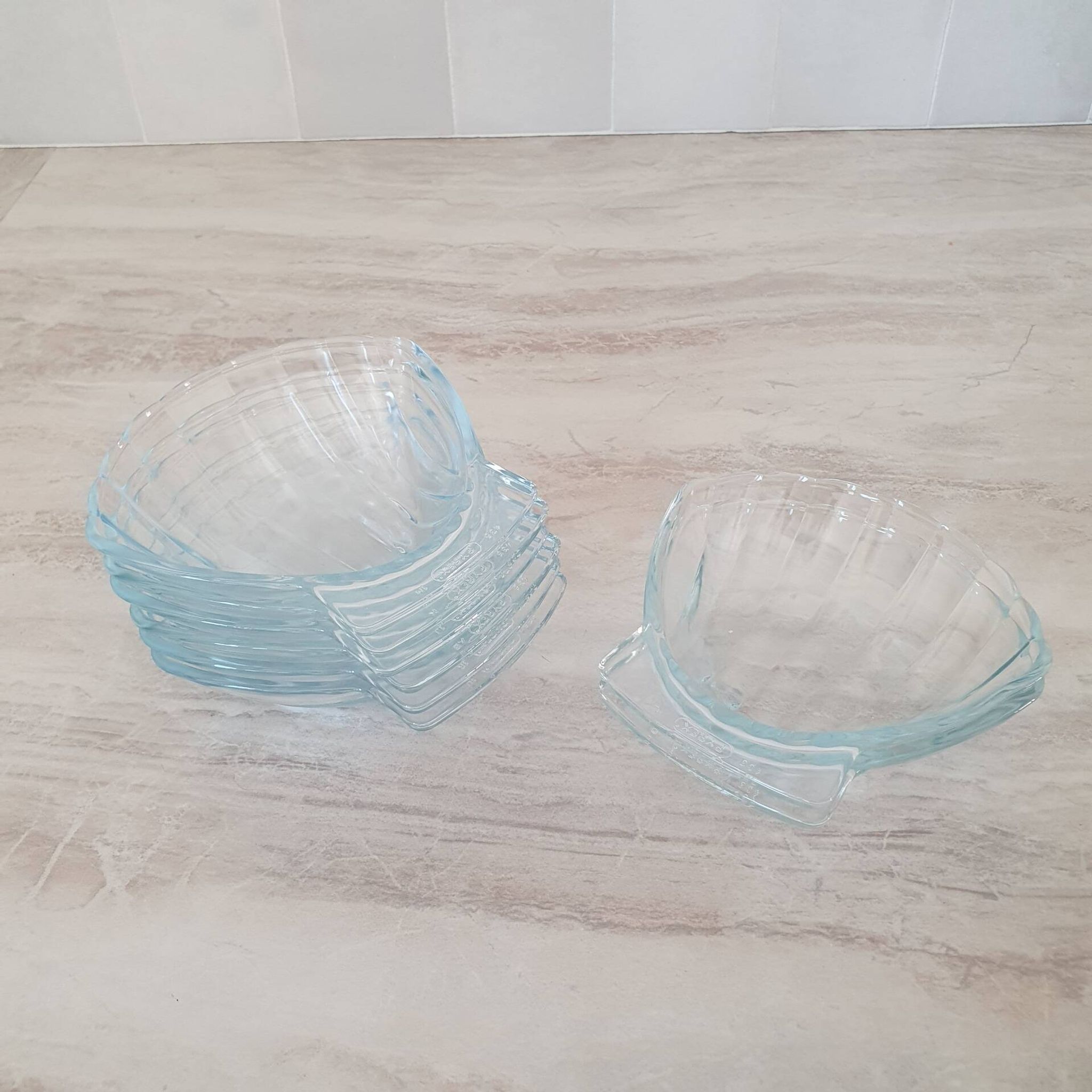 8 small presentation plates / transparent glass moulds
