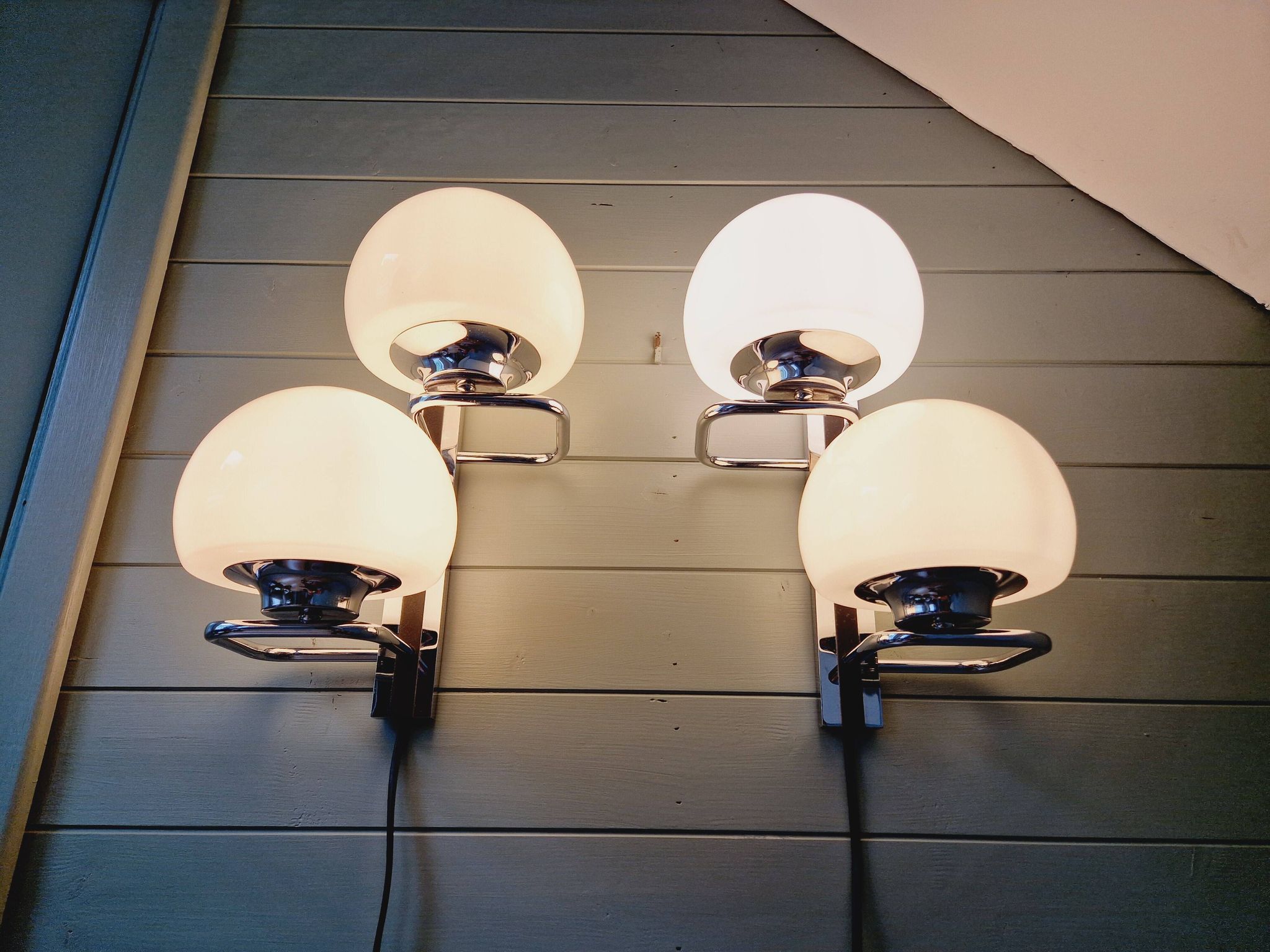Pair of wall lights, G. Sciolari, in chrome metal and white opaline, 1970s
