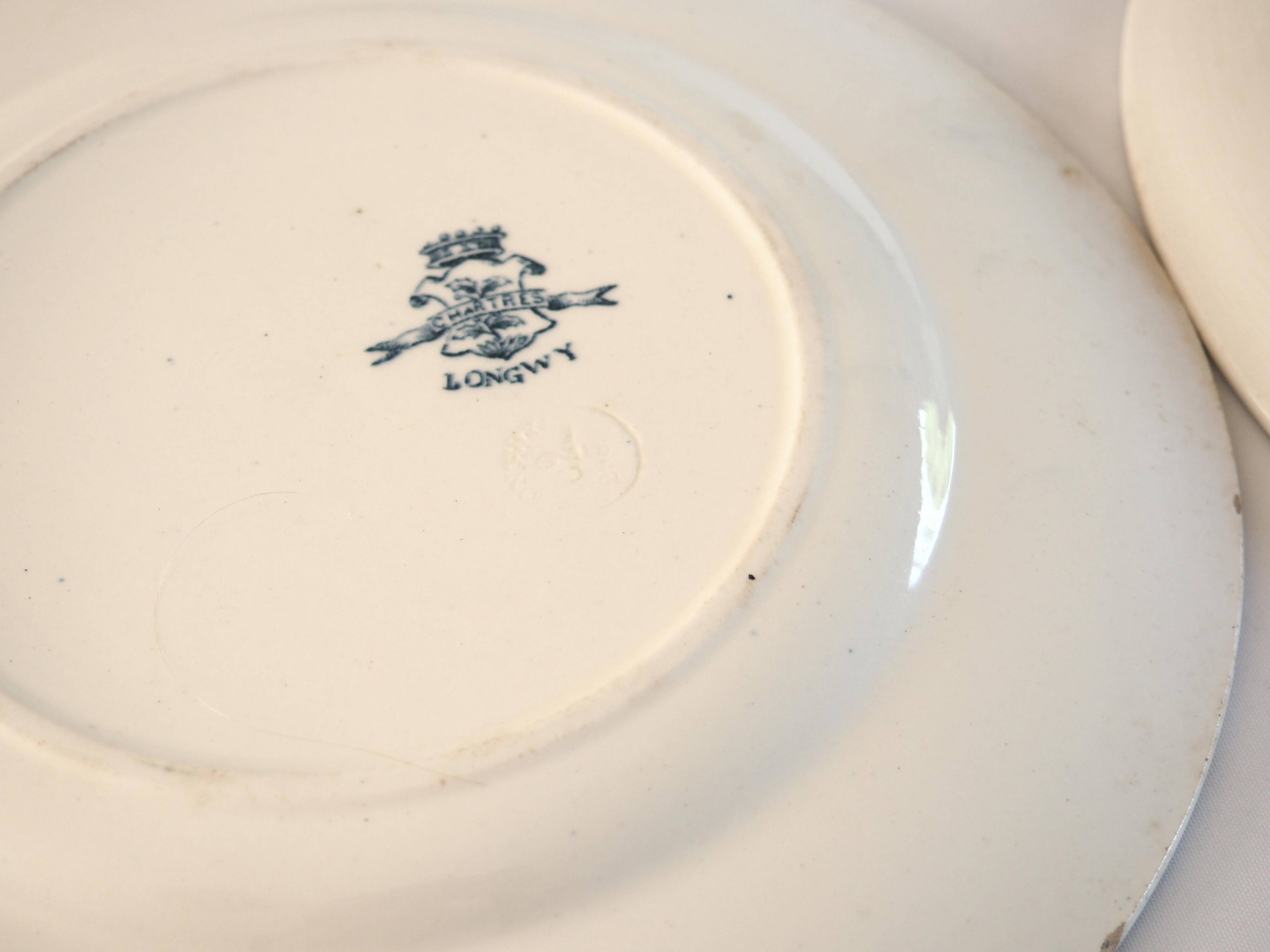 6 assiettes et 1 plat ovale en terre de fer