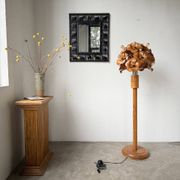 Lampadaire en orme motifs « fleurs », années 70